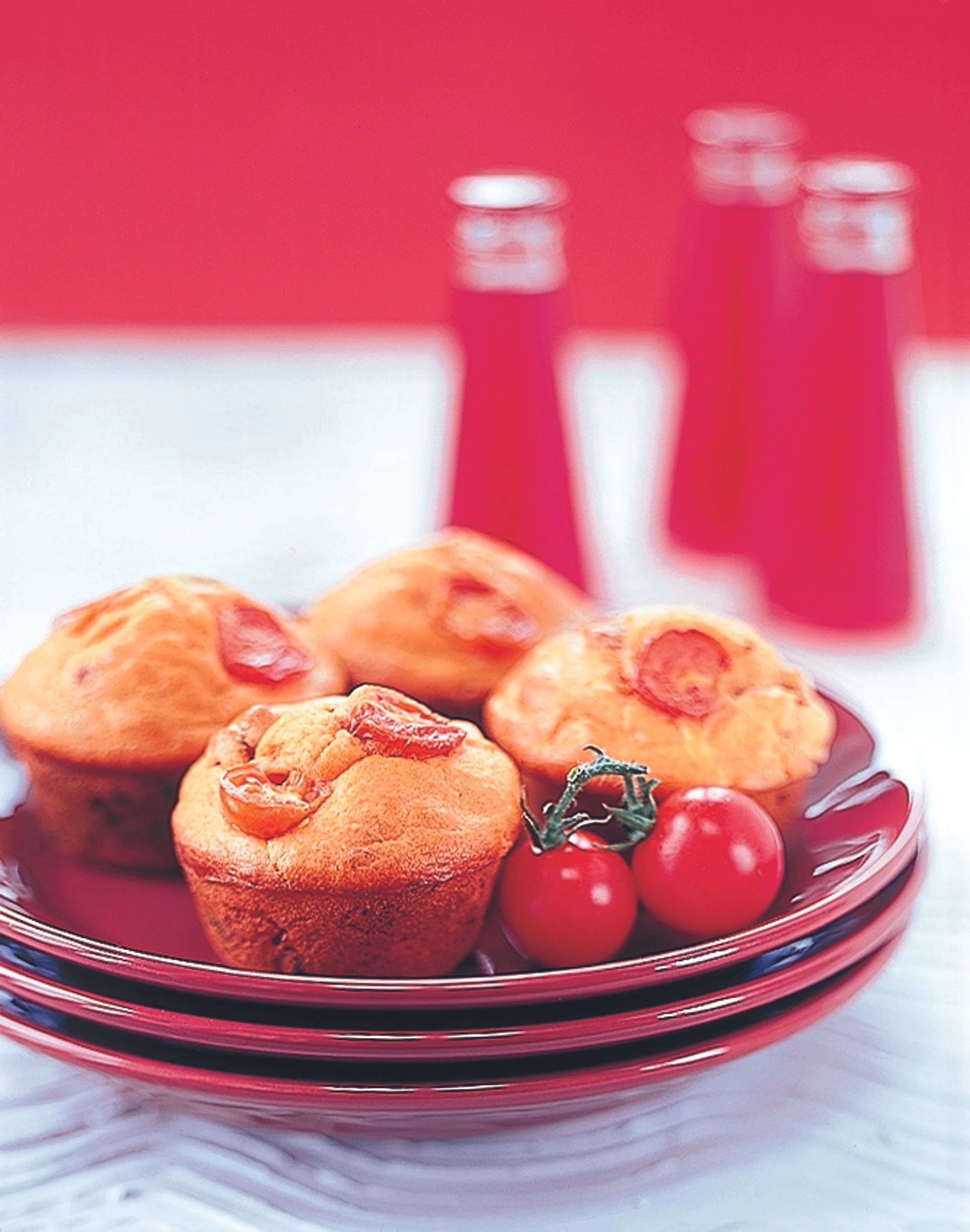 Paradeis-Muffins mit Rosmarin und Olivensauce