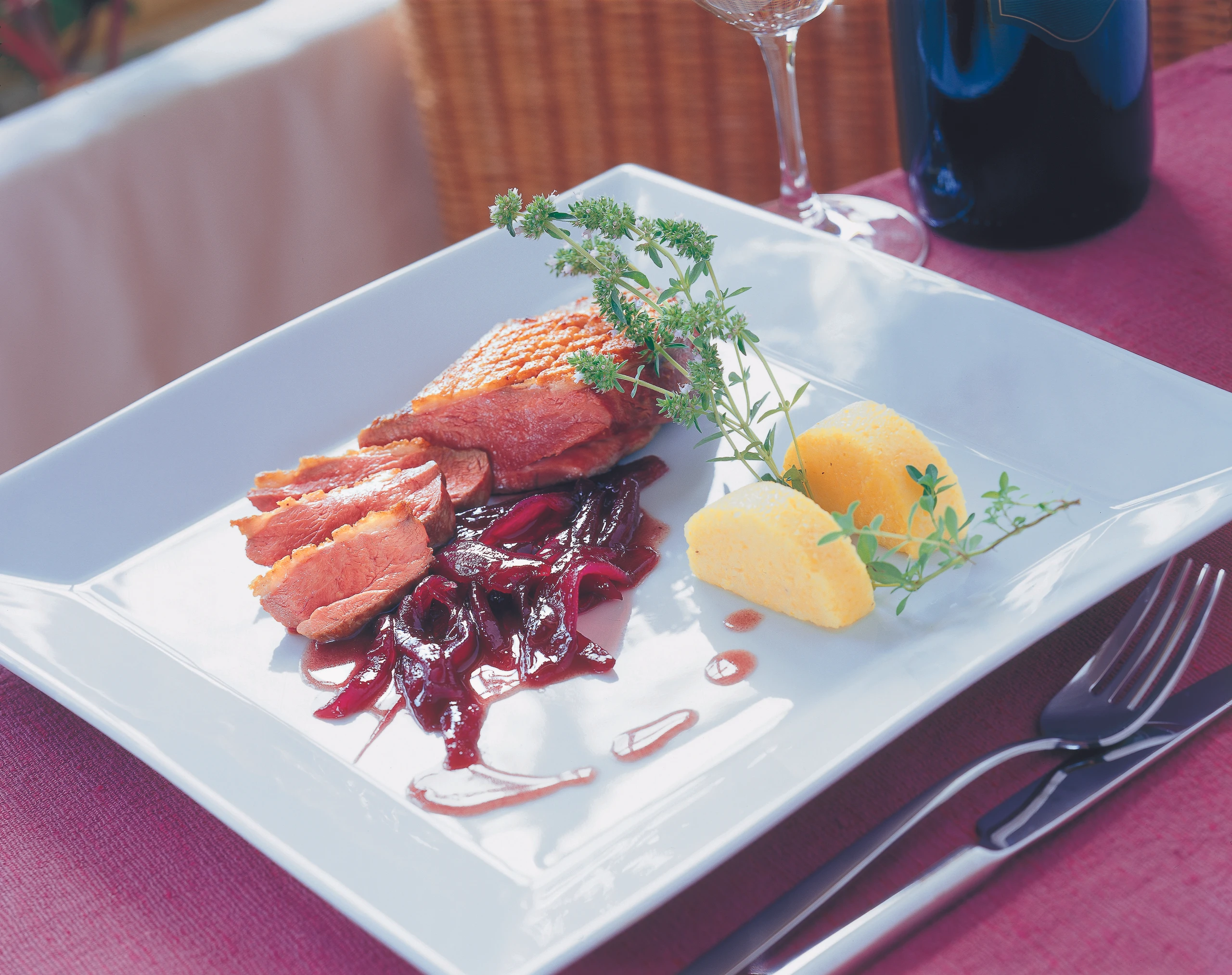 Gebratene Entenbrust auf Rotweinzwiebeln mit Sterzterrine