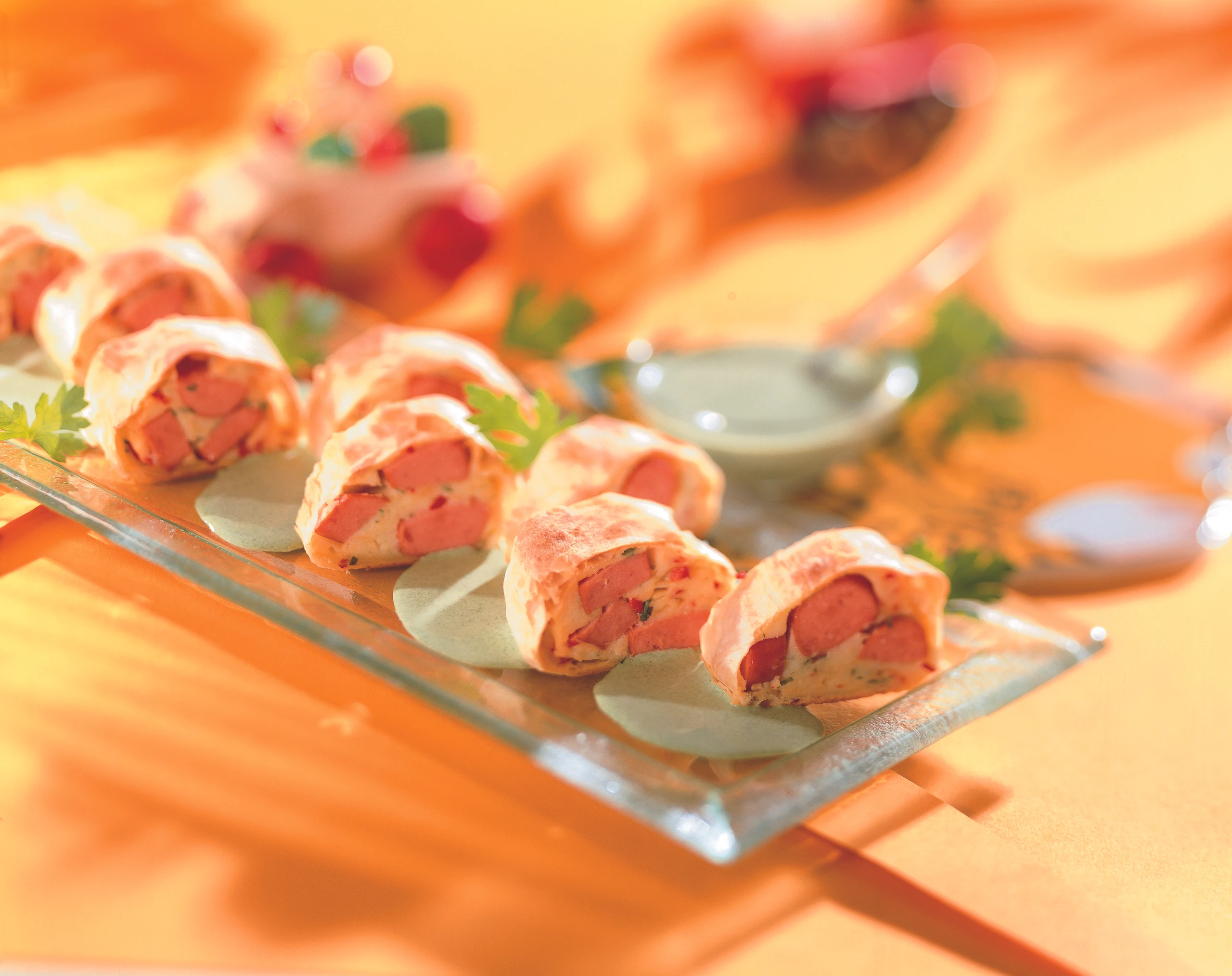 Würstelstrudel mit Spinat-Rahmsauce