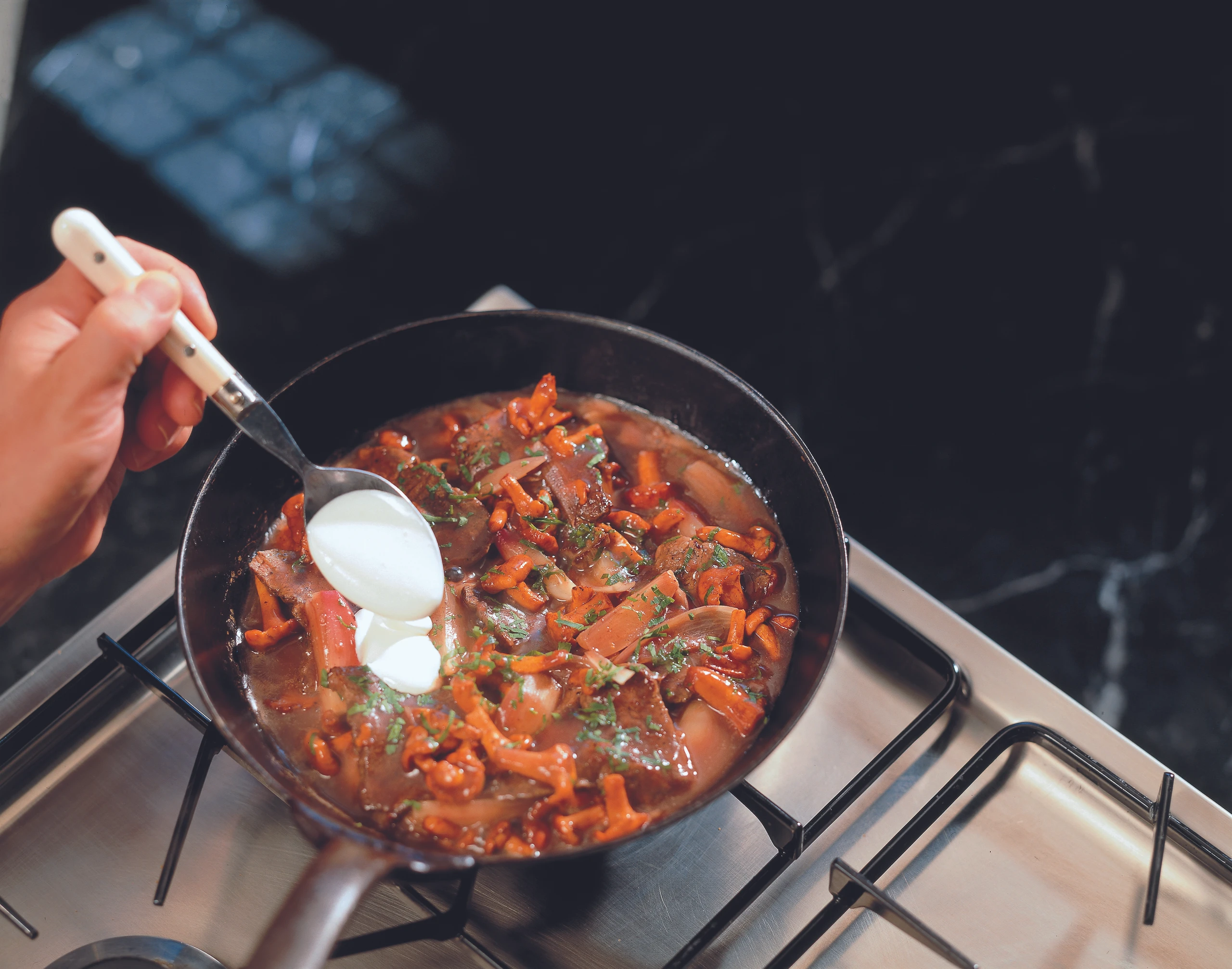 Rindsgeschnetzeltes mit Rotweinschalotten und Eierschwammerln