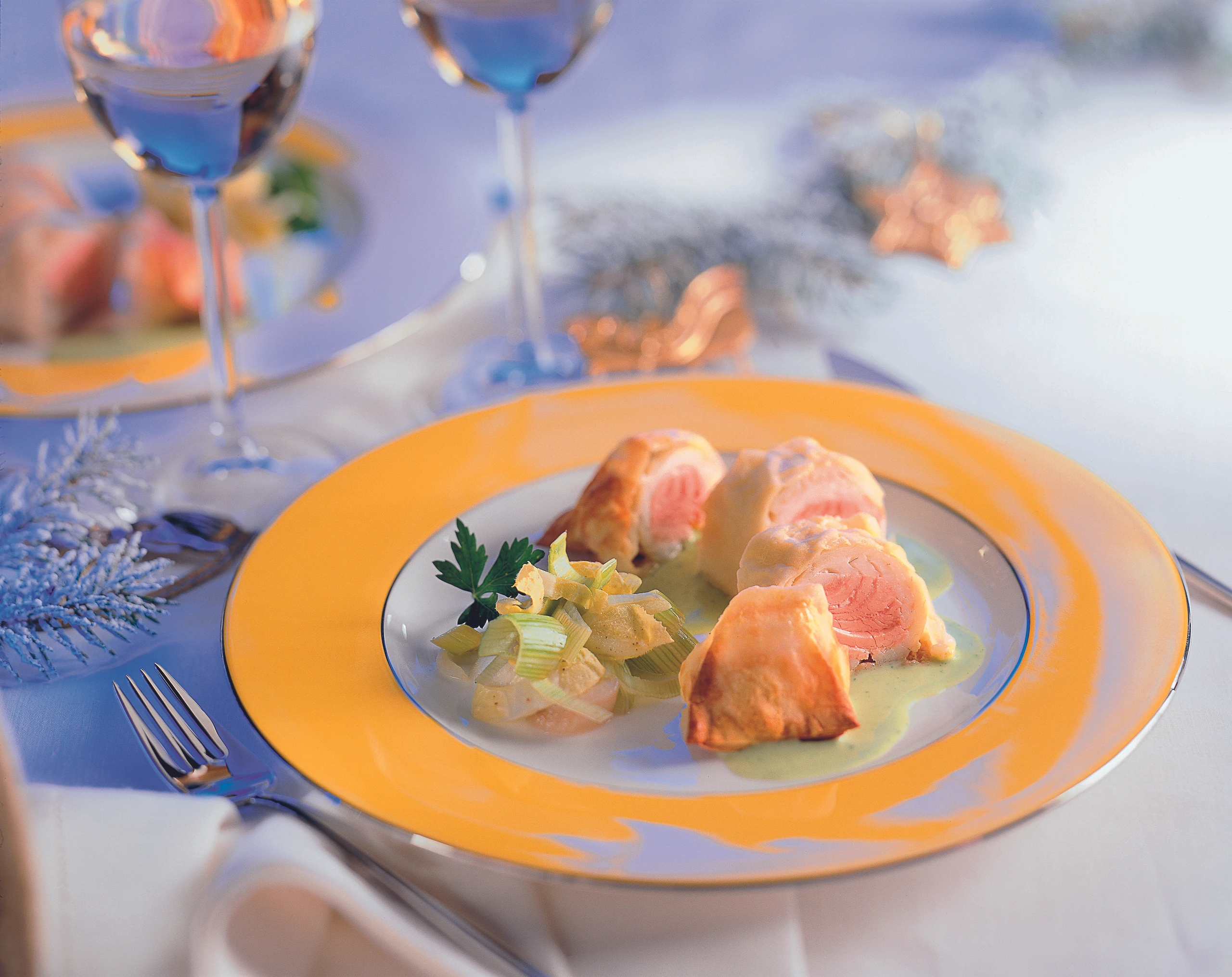 Edelfisch im Knusperteig mit Petersilsauce und Chicorée-Lauchgemüse