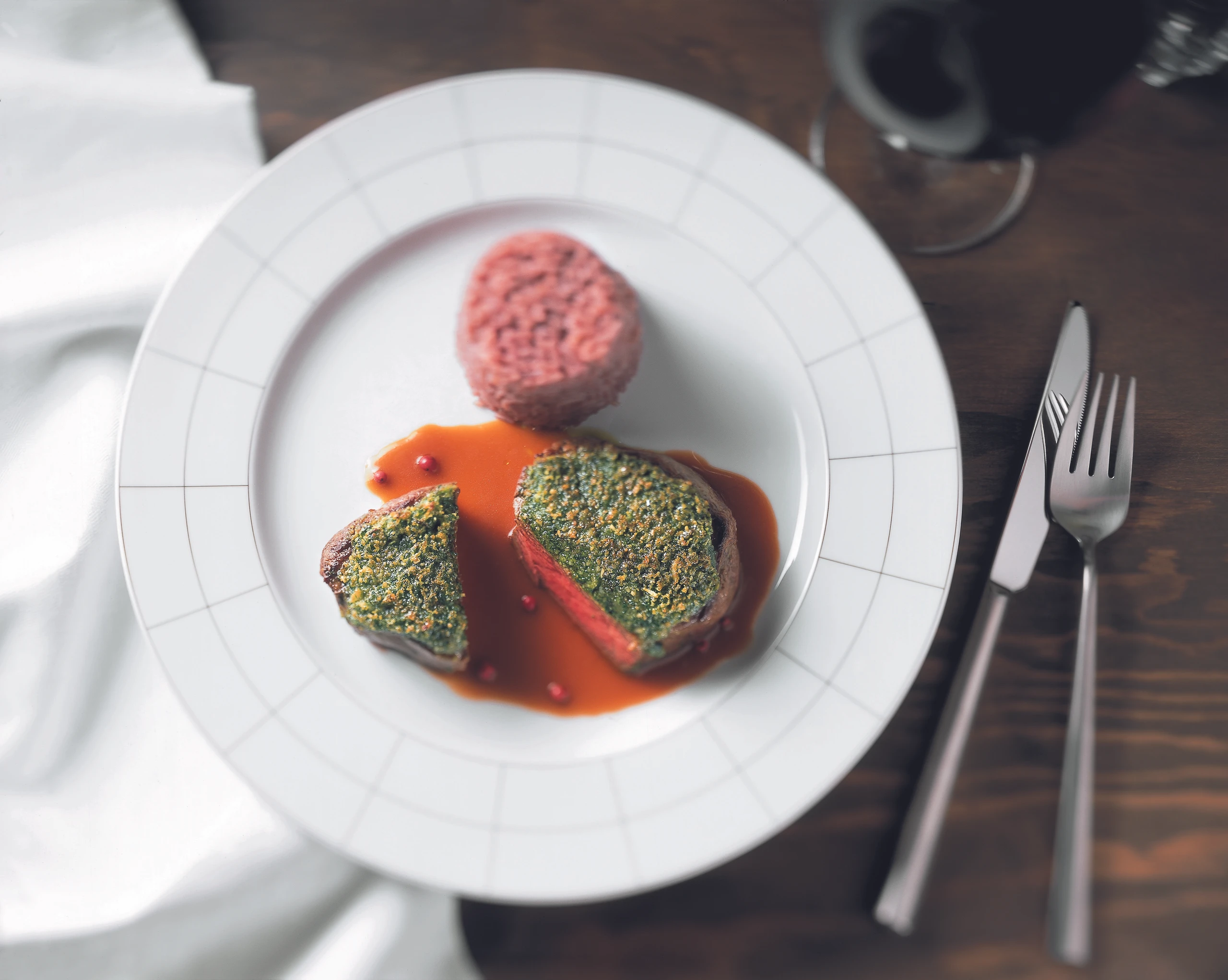 Steak mit Mandel-Kräuter-Kruste und Rotwein-Reis