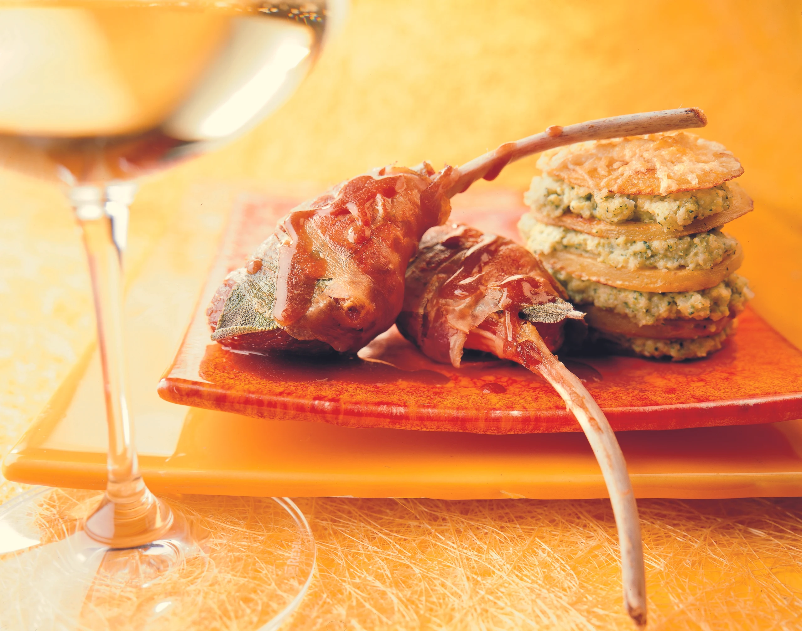 Lammkoteletts mit Salbei, Rohschinken und Erdäpfel-Brokkoli-Türmchen