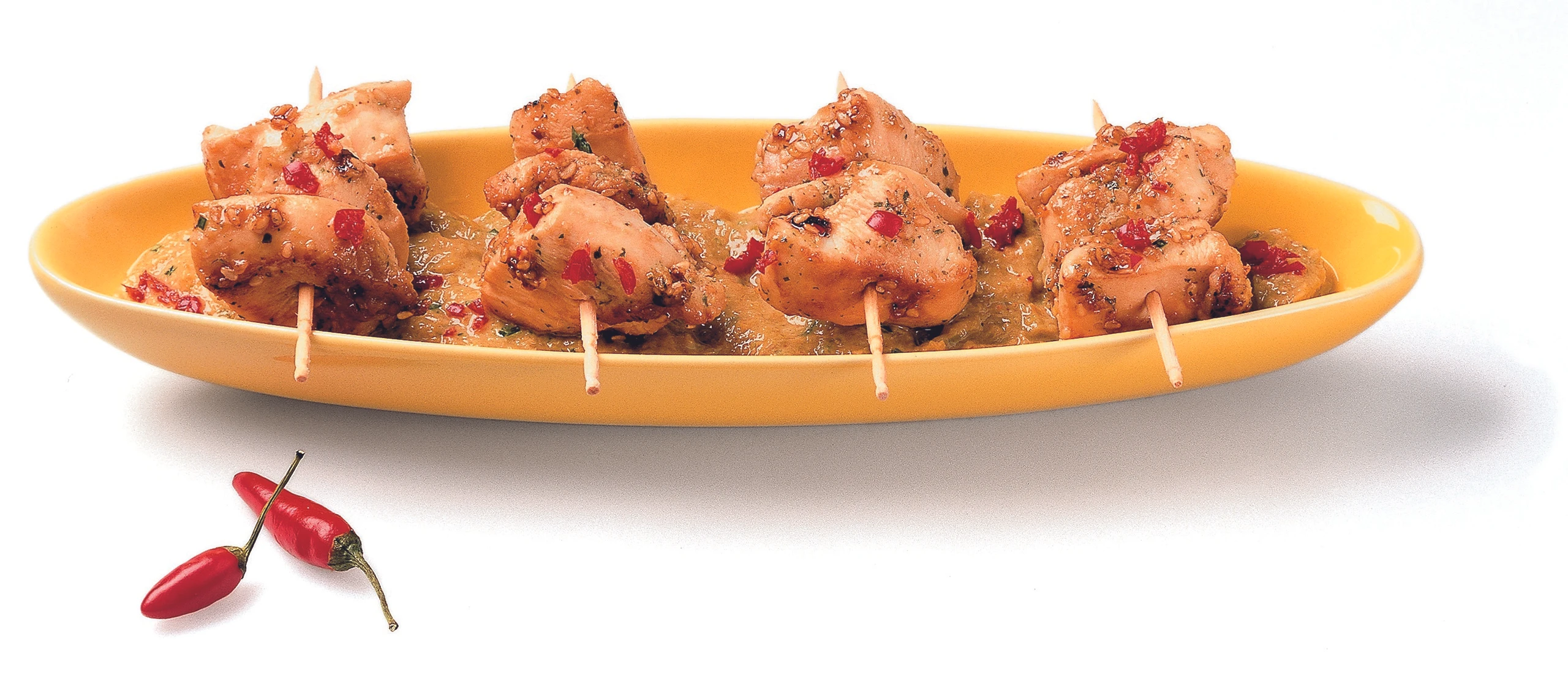 Asiatisch marinierte Hühnerspieße mit Erdnusssauce