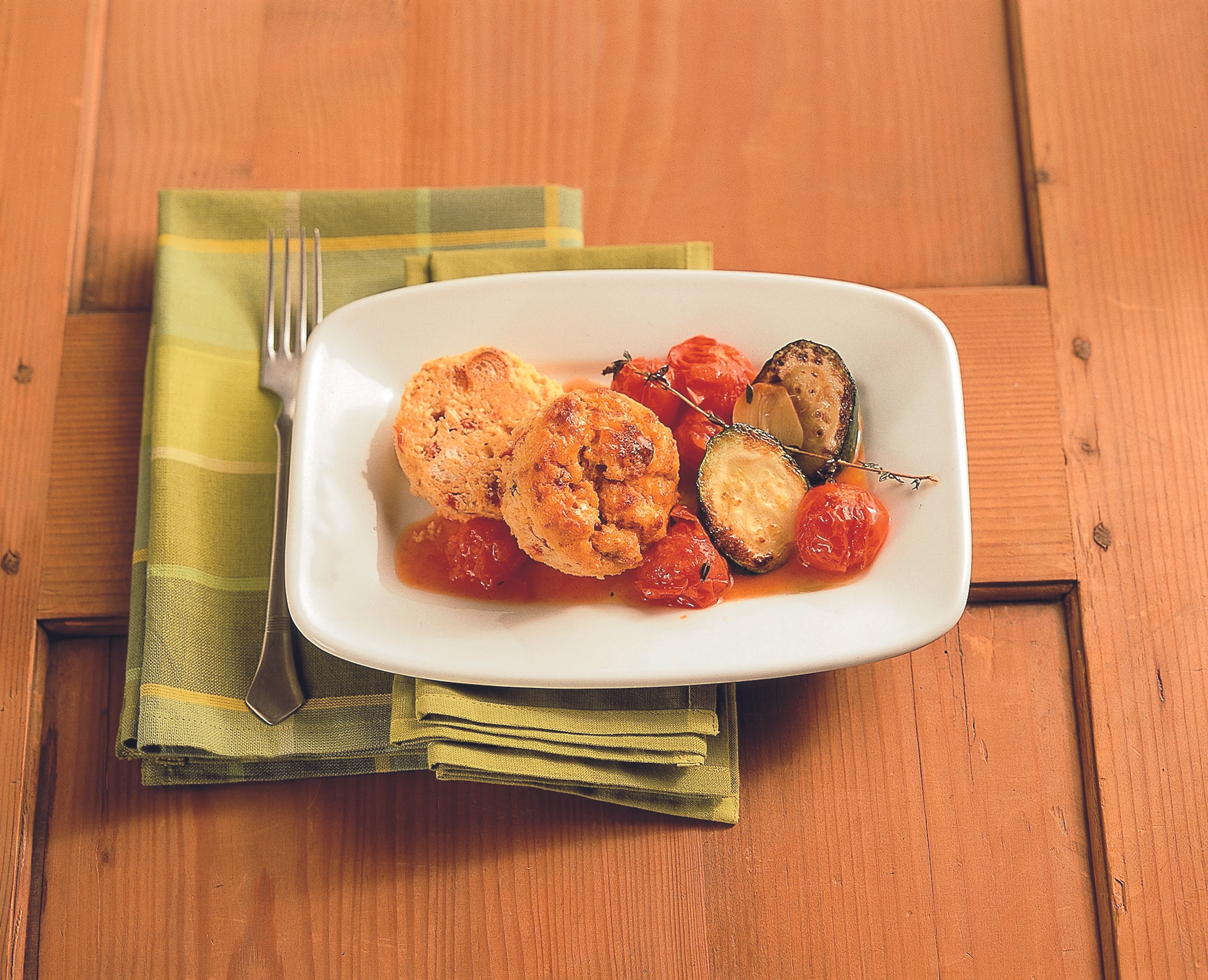 Ciabatta-Polenta-Auflauf mit Paradeiser-Zucchini-Gemüse