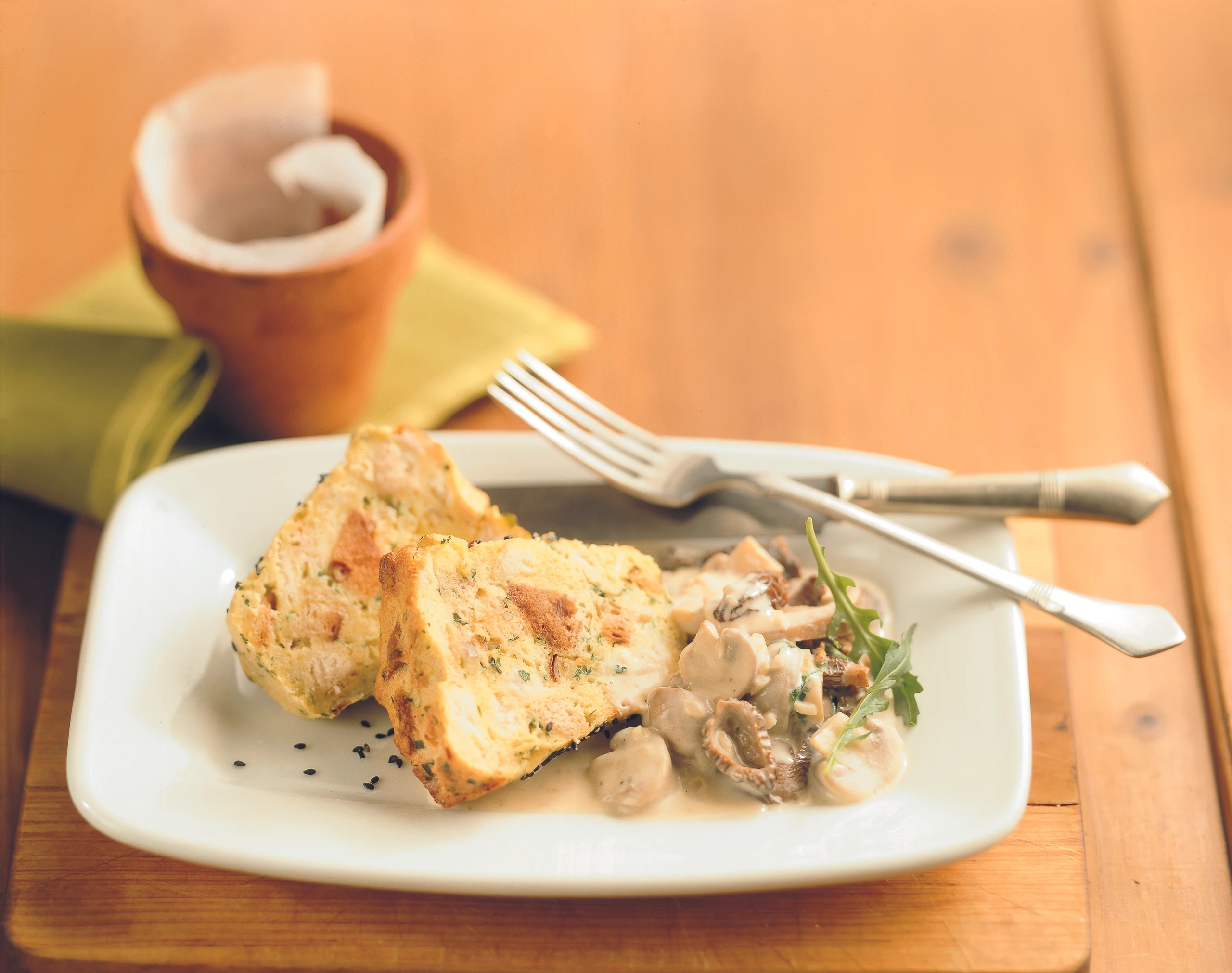Brotauflauf mit Rucola und Schwammerl-Ragout