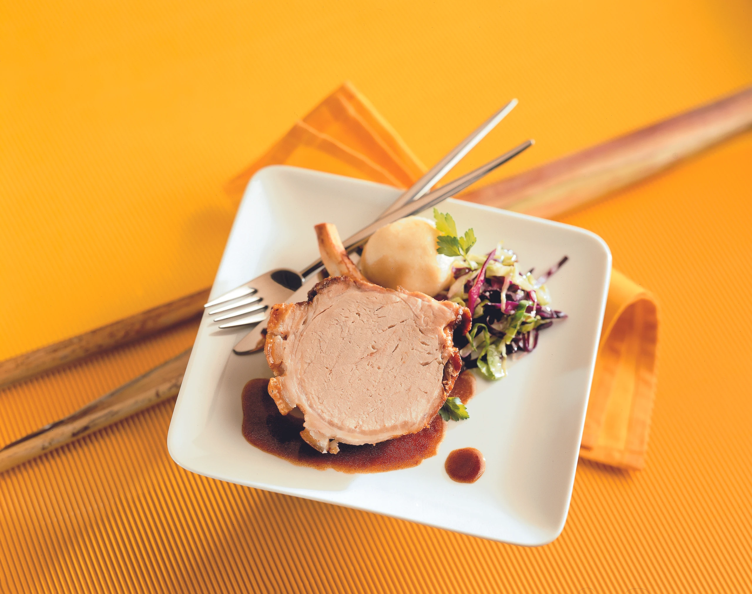 Jung-Schweinsbraten mit Biersauce, Grammelknödel und Krautstreifen