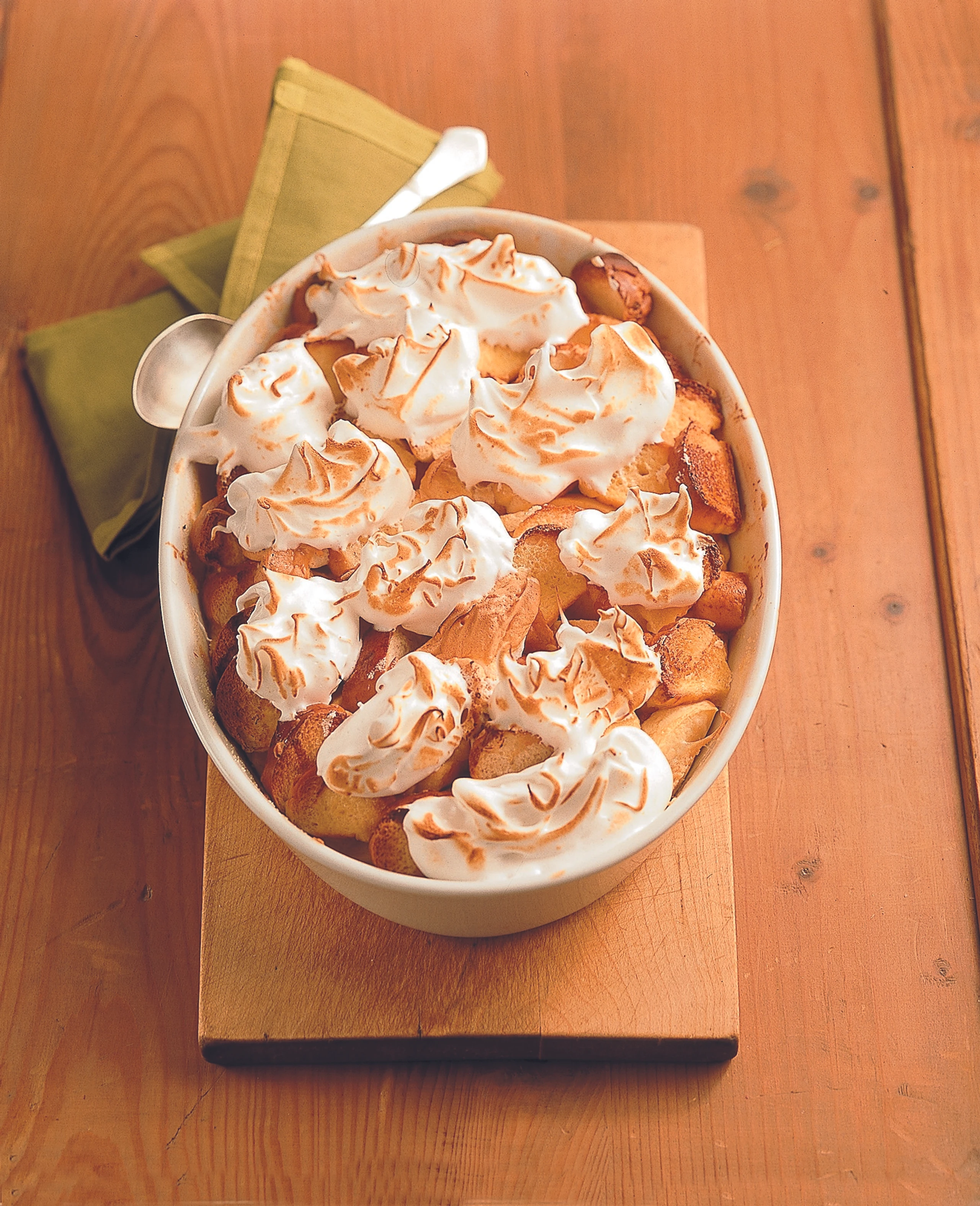 Kipferlauflauf mit Weinäpfeln auf Vanilleschaum