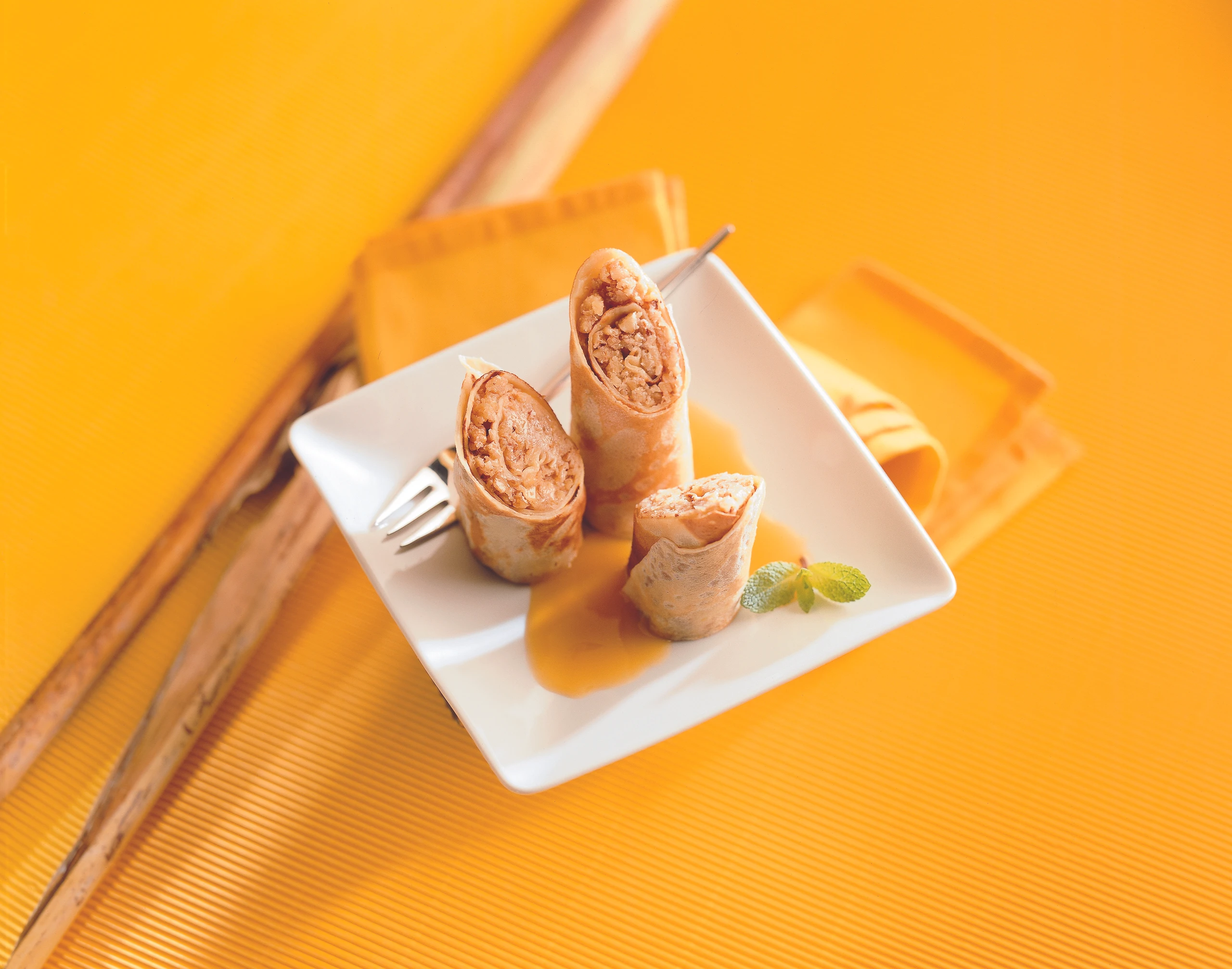 Palatschinken-Nussröllchen mit Orangensauce