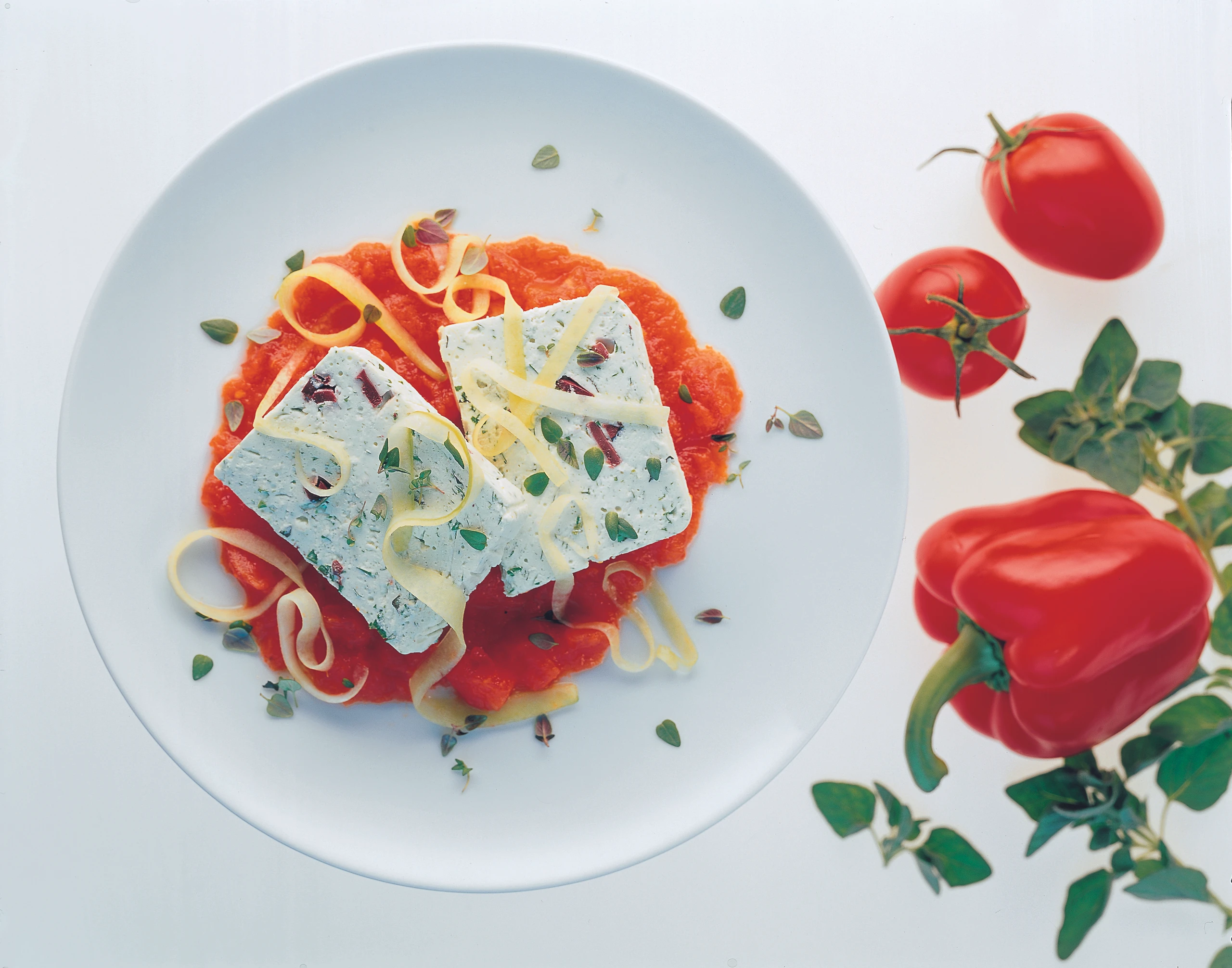 Ziegenkäse-Joghurt-Terrine auf Paprika-Paradeiser-Sauce