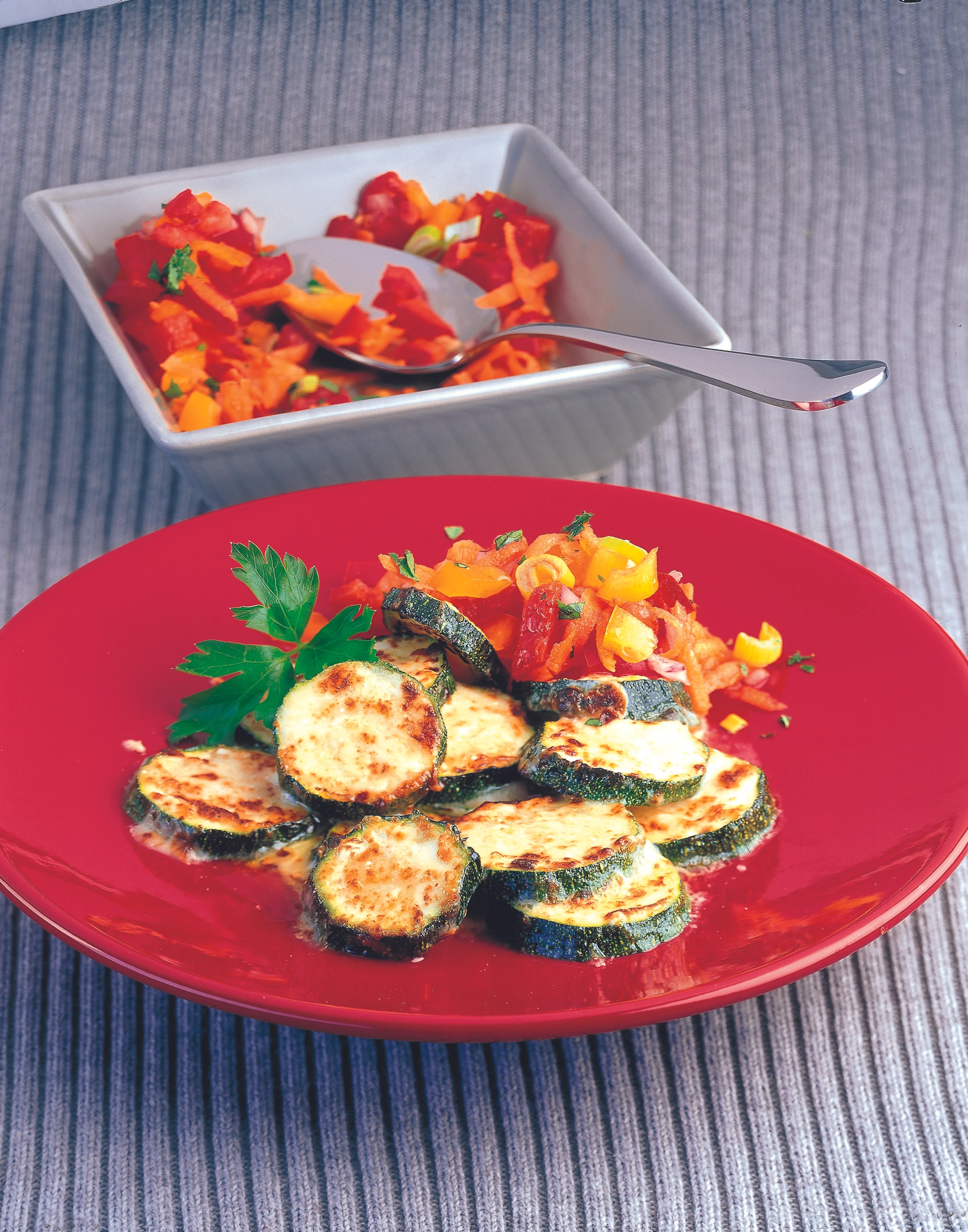 Überbackene Zucchinischeiben mit Paprika-Salsa