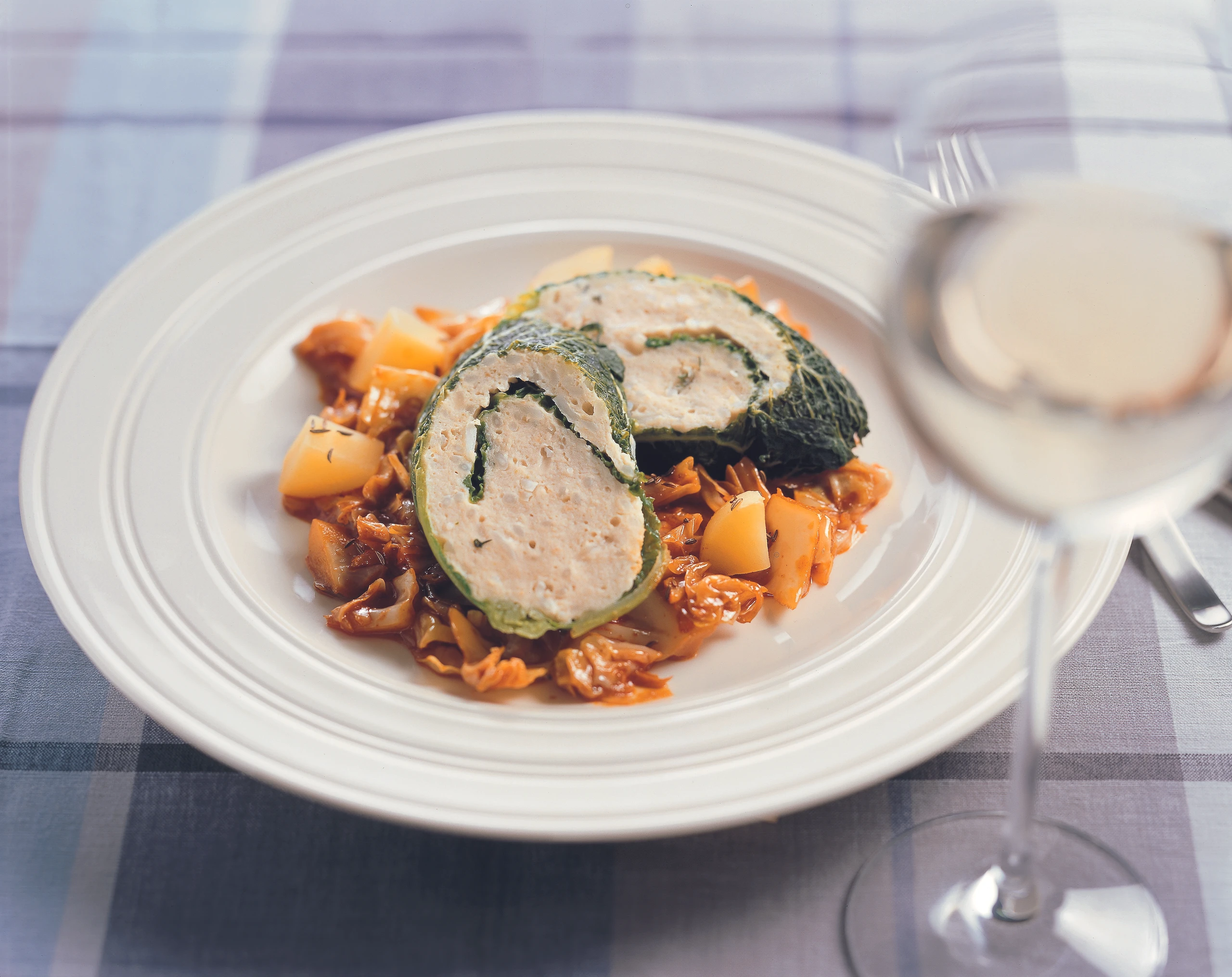 Kohlroulade mit Fischfülle und Paprikakraut mit Erdäpfel