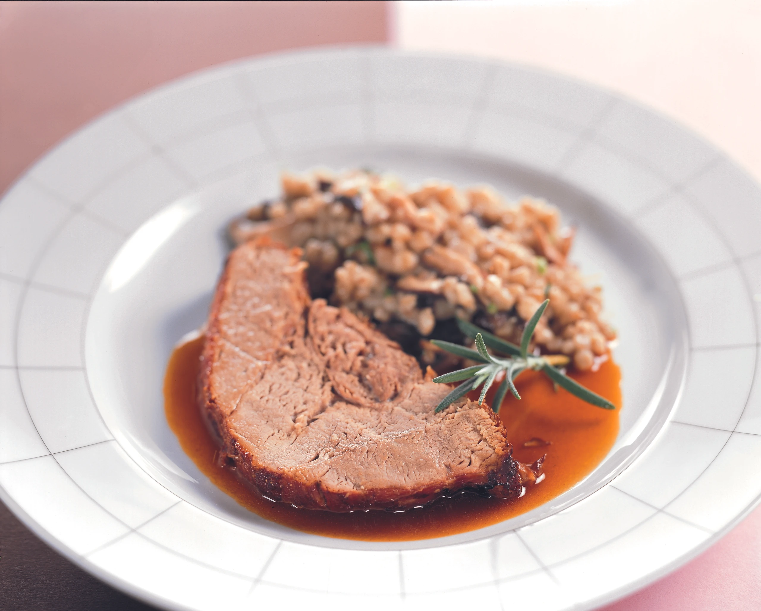 Geschmorte Kalbsvögerl mit Schwammerl-Rollgerstl