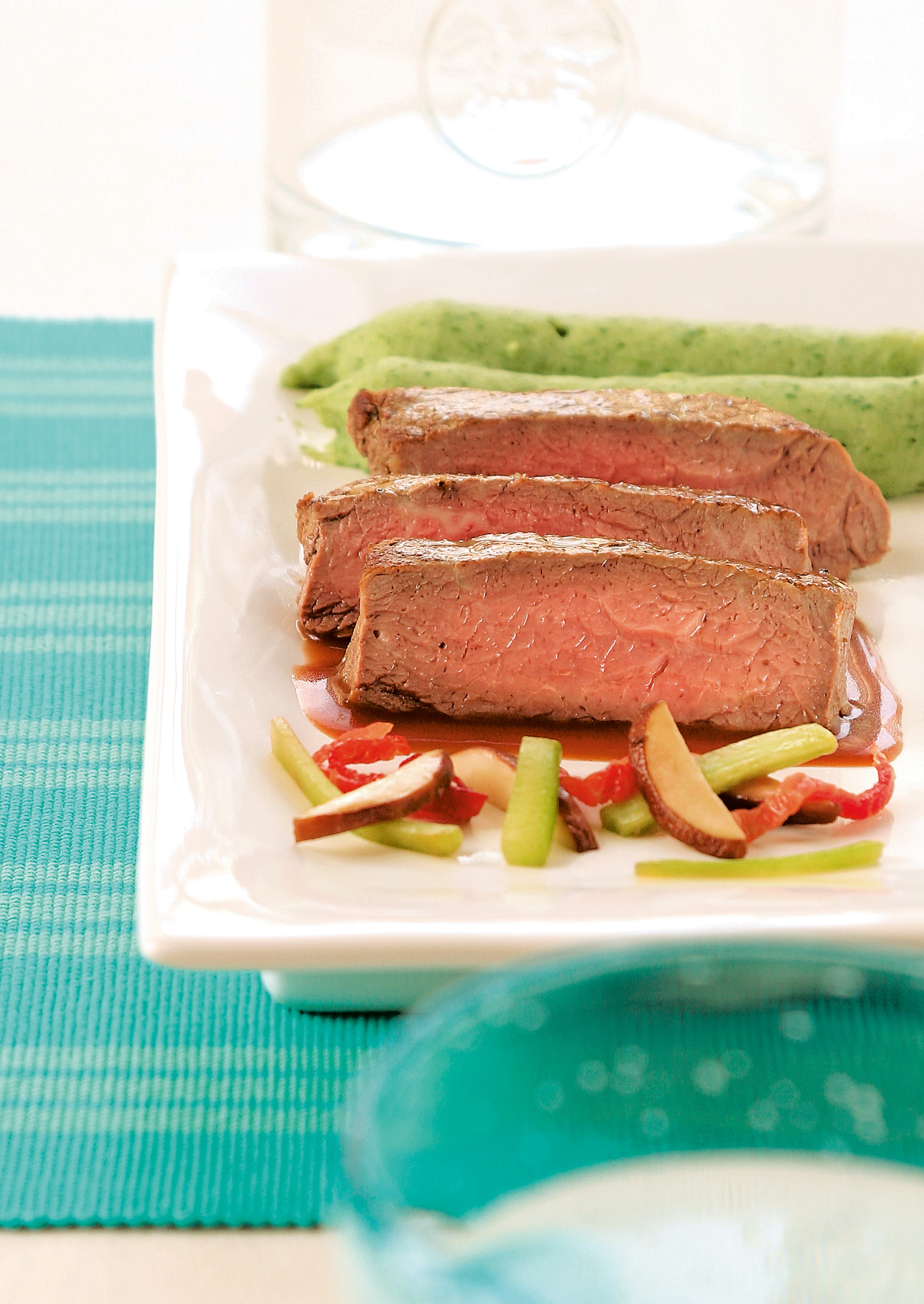 Rindsfiletstreifen mit pikanter Senfsauce und Erdäpfel-Spinatpüree
