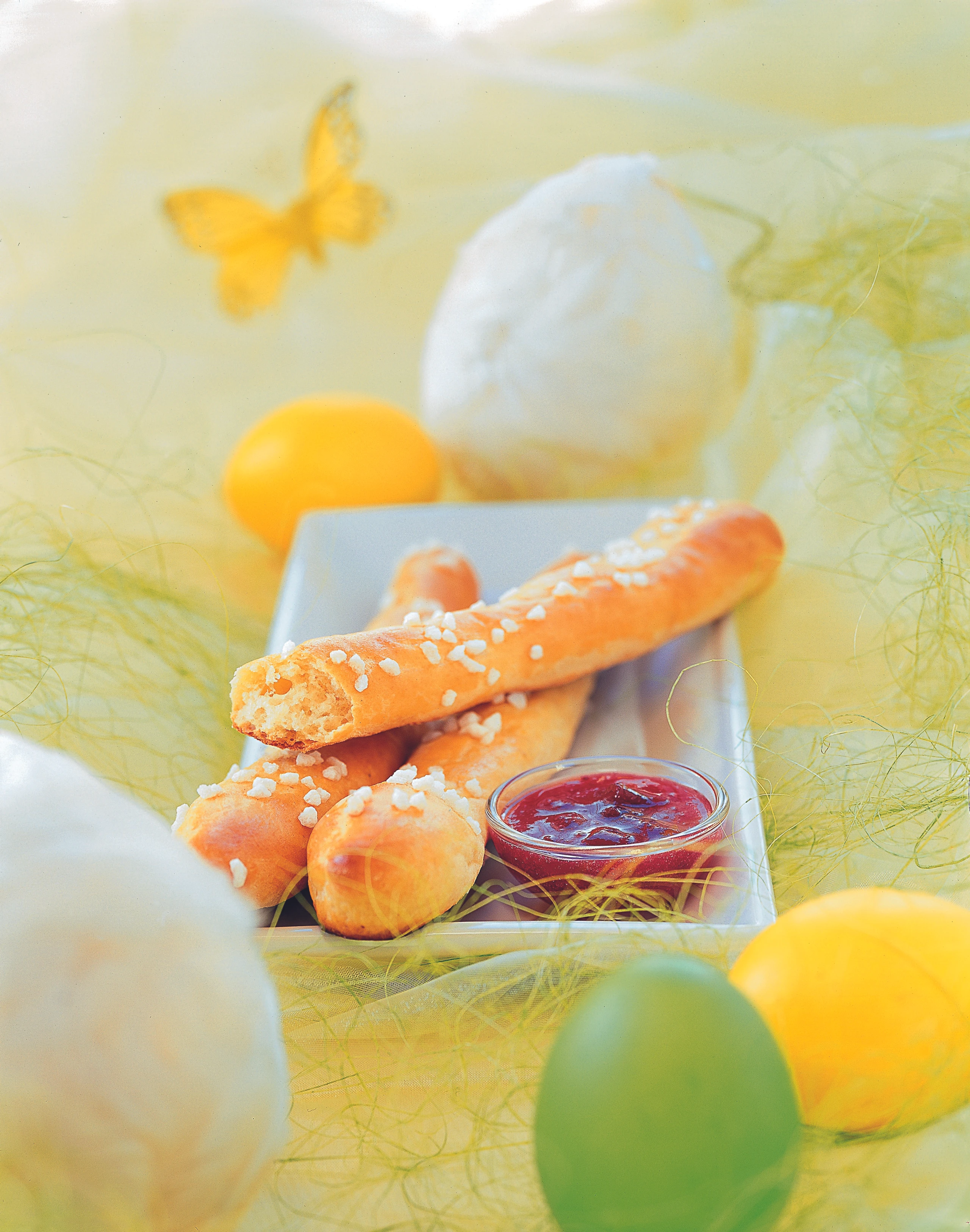 Erdäpfelstangerln mit Erdbeer-Rhabarber-Marmelade