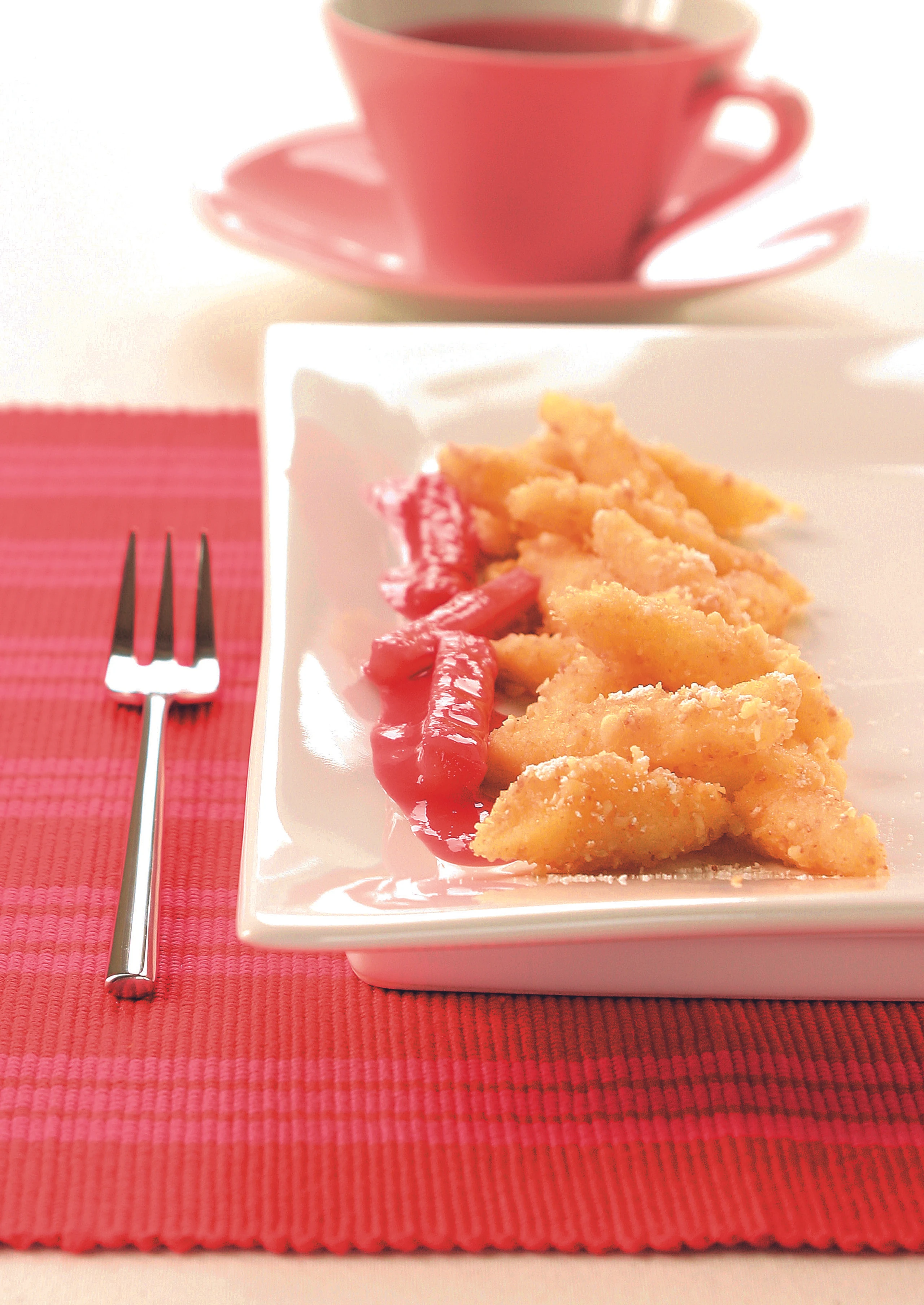 Topfen-Mandelnudeln mit Rhabarber-Ragout