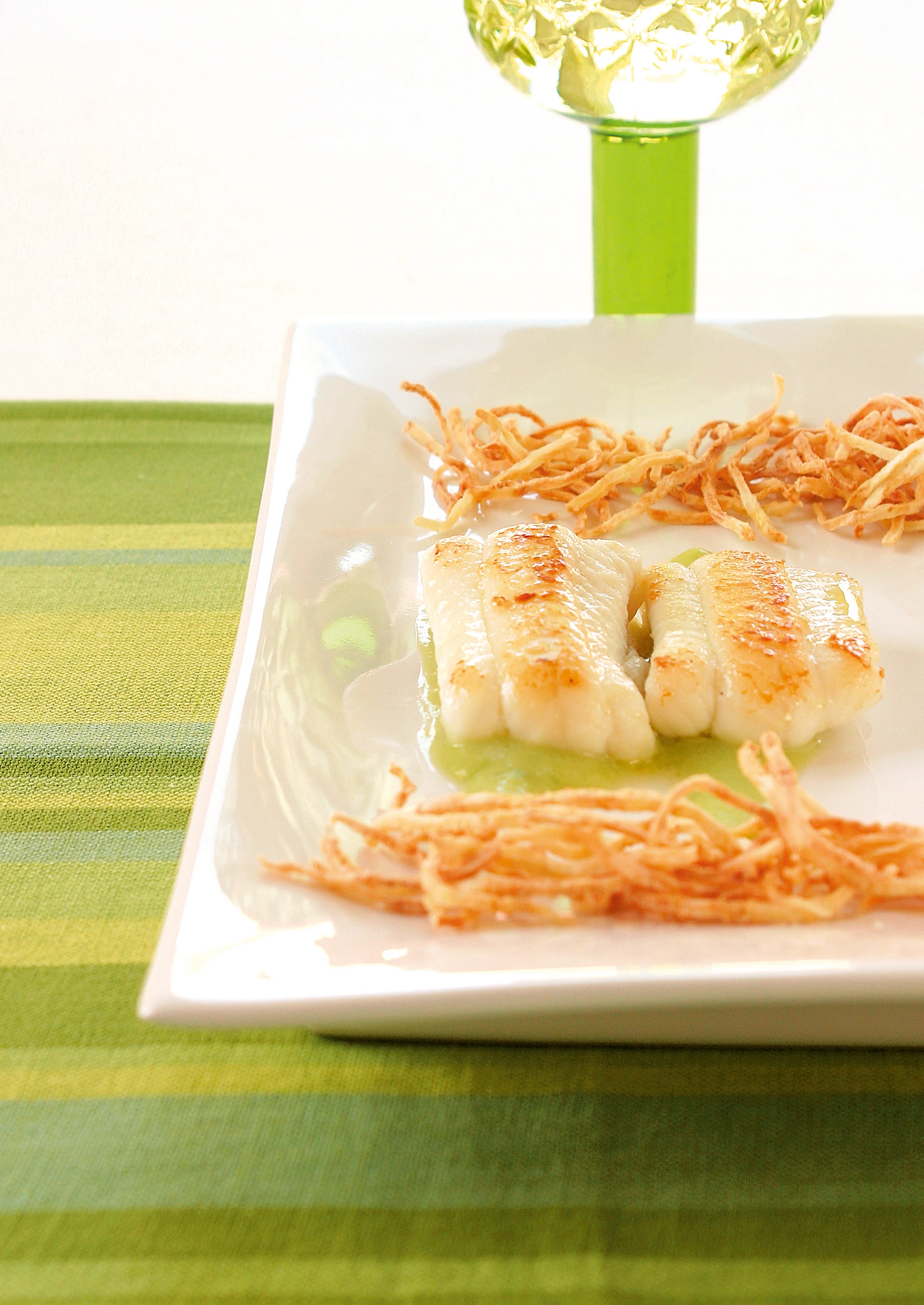 Seezungenstreifen mit Avocadosauce und gebackenen Zellerstreifen