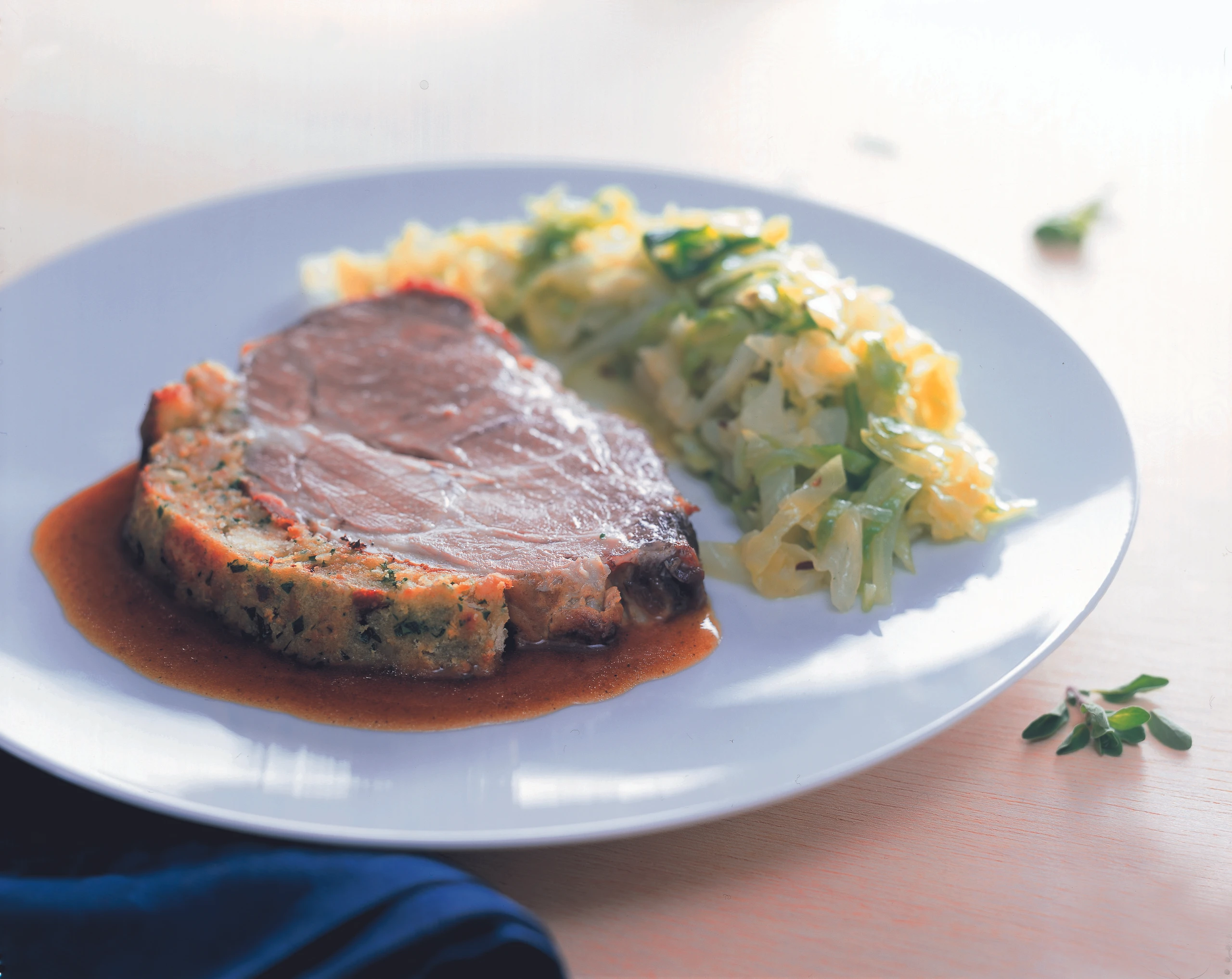 Schopfbraten mit Grammel-Brotkruste und Bierkraut