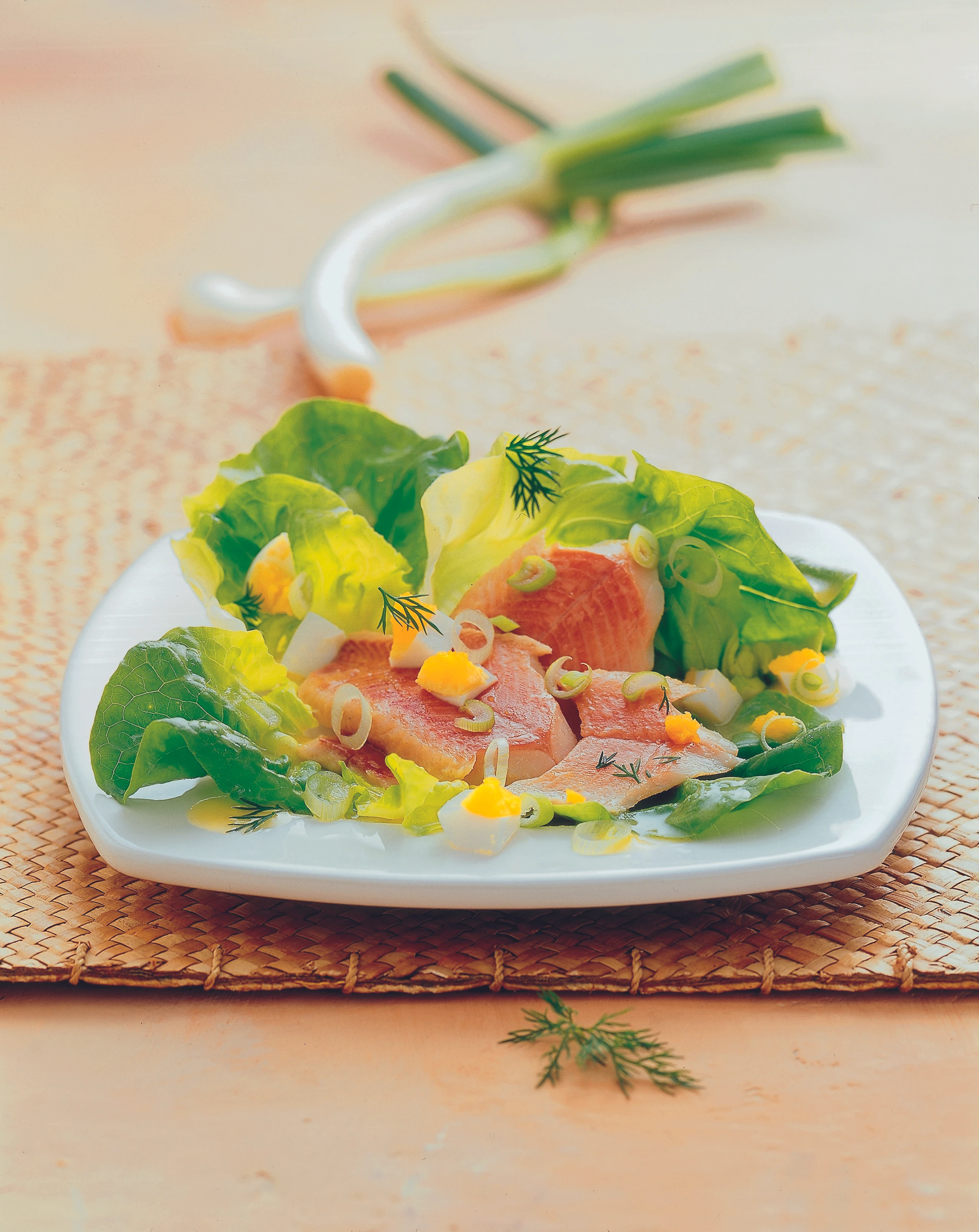 Salat mit Forelle und Erdäpfel-Dressing