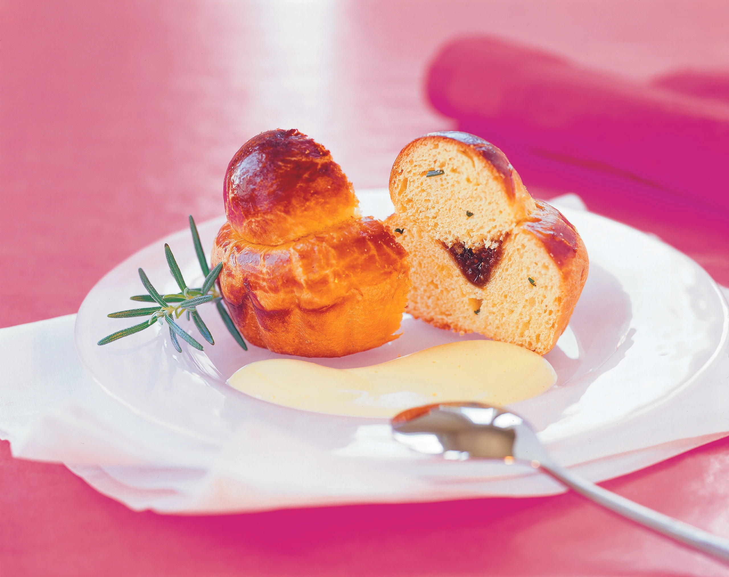 Rosmarin-Brioches mit Feigenmarmelade