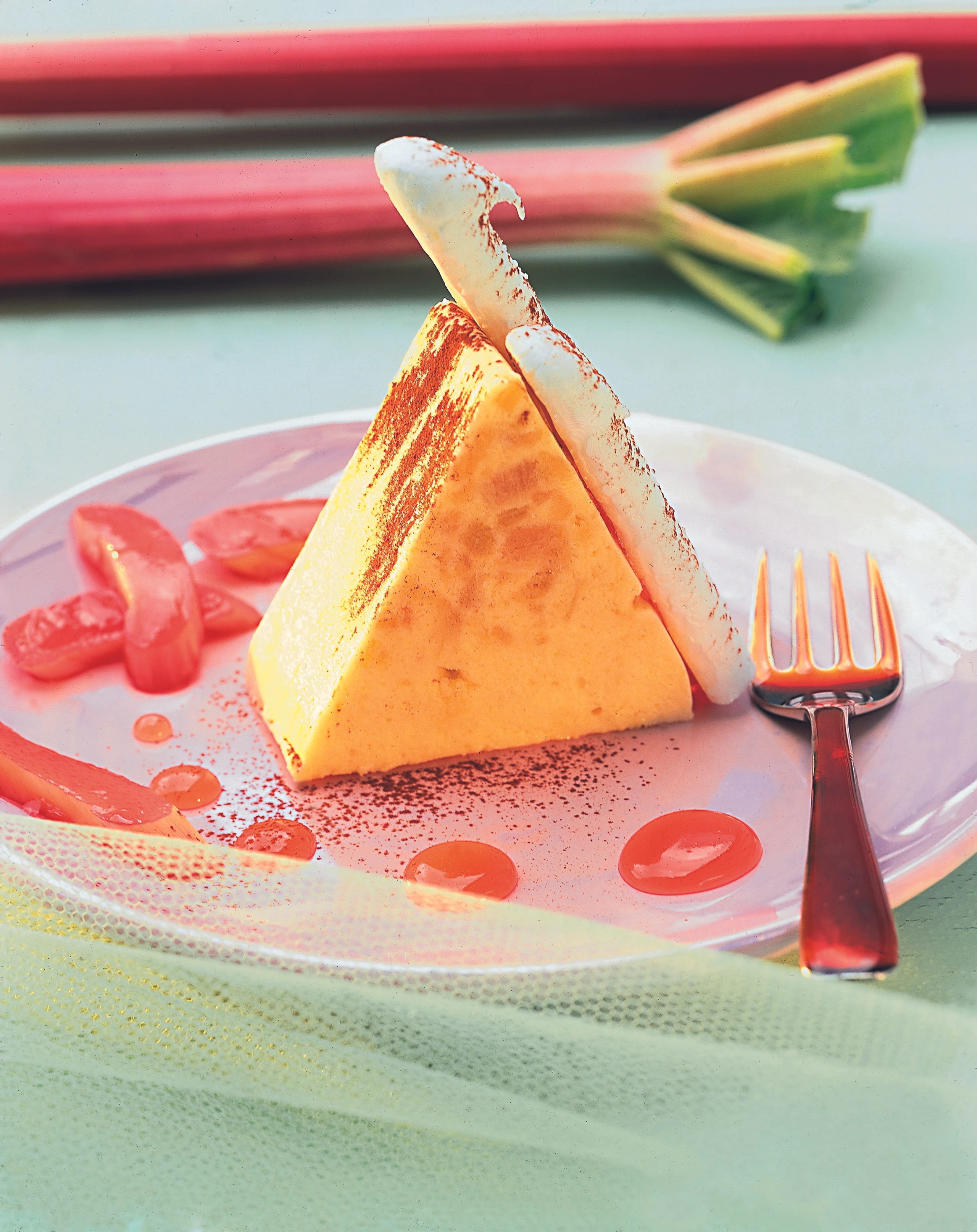 Rhabarber-Parfait auf Campari-Sauce mit Baiser-Stangerln