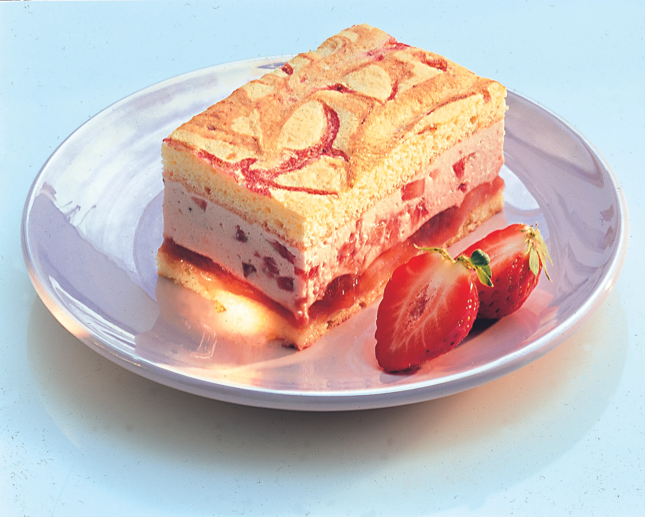 Erdbeer-Rhabarber-Schnitte