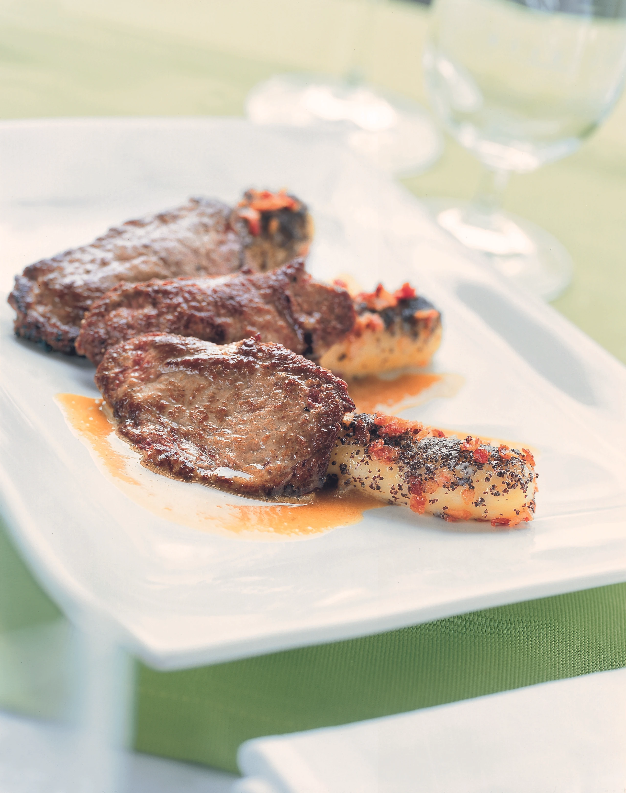 Schnitzel vom Maibock mit Erdäpfelnudeln