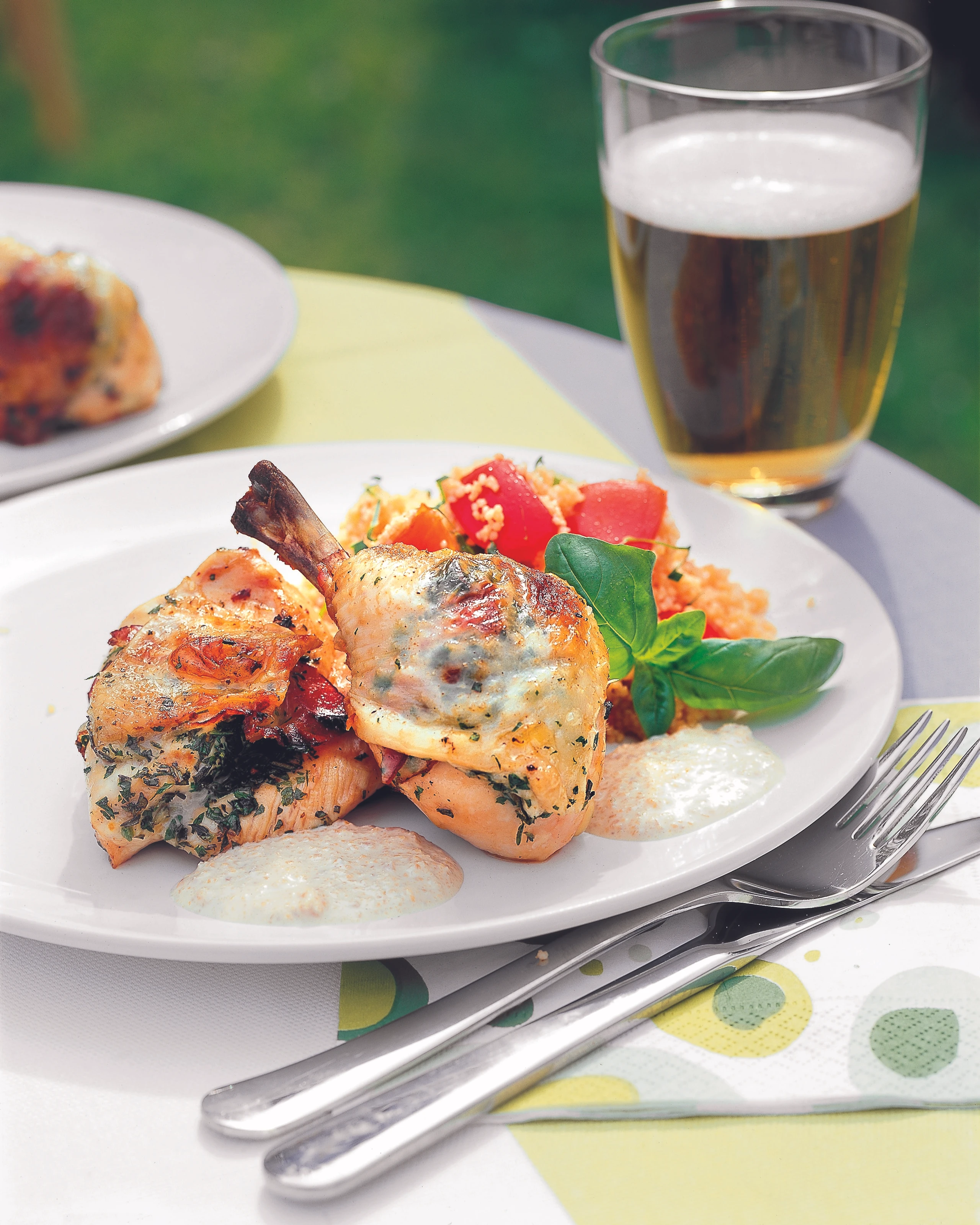 Gegrilltes Huhn mit knuspriger Speckhaut und Knoblauchrahm-Aioli