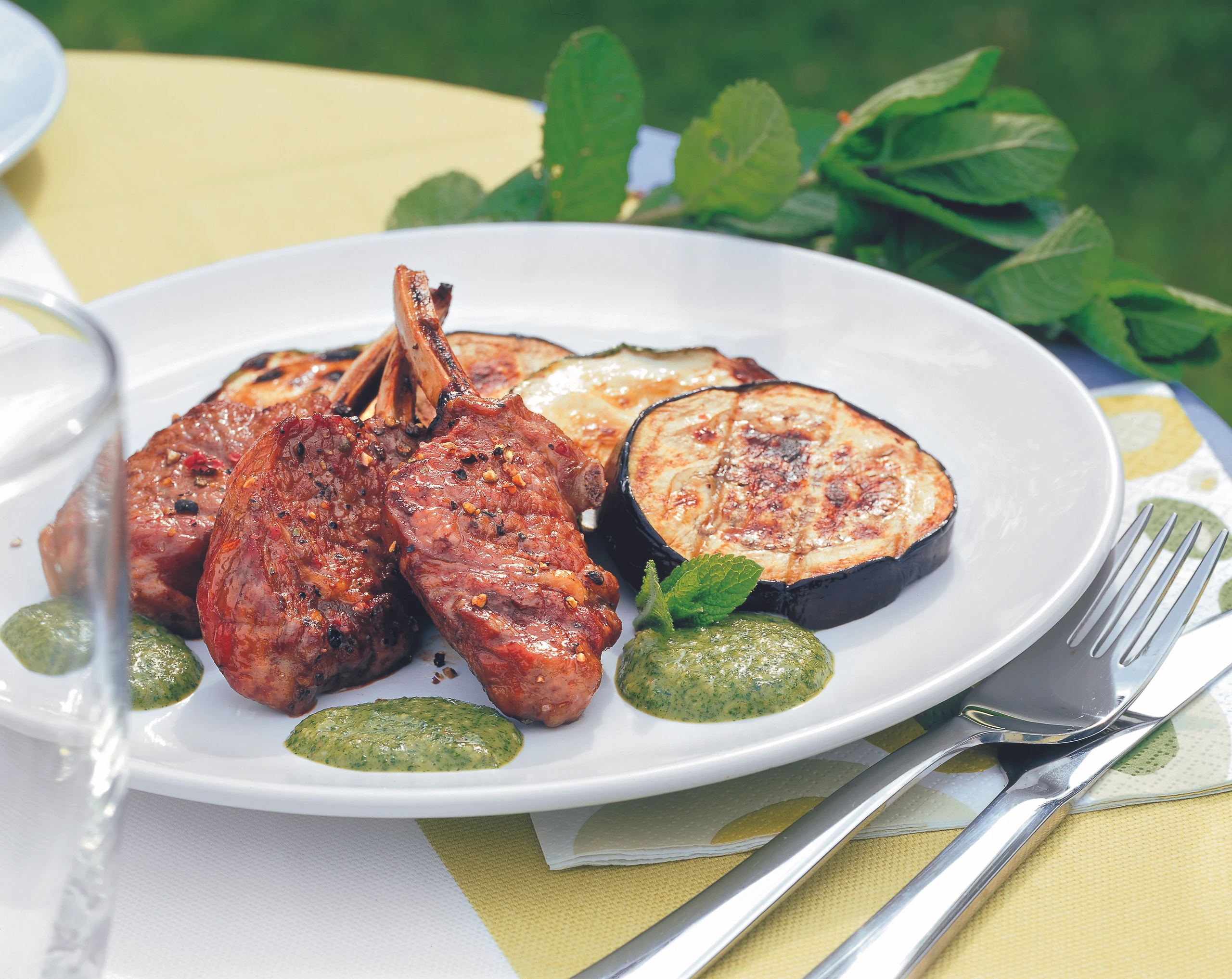 Lammkoteletts mit gegrilltem Gemüse und Minzpesto