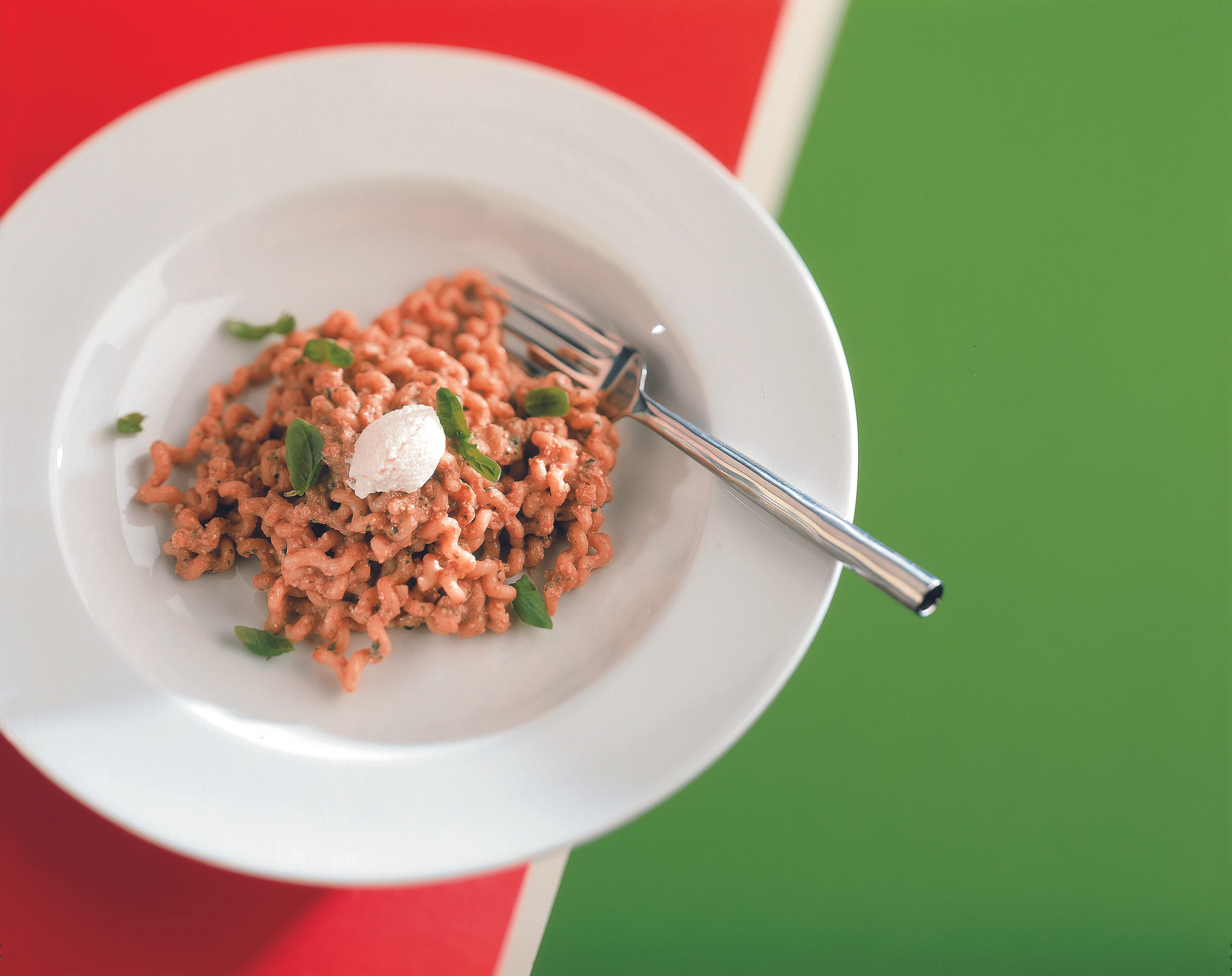 Fusilli al pesto rosso
