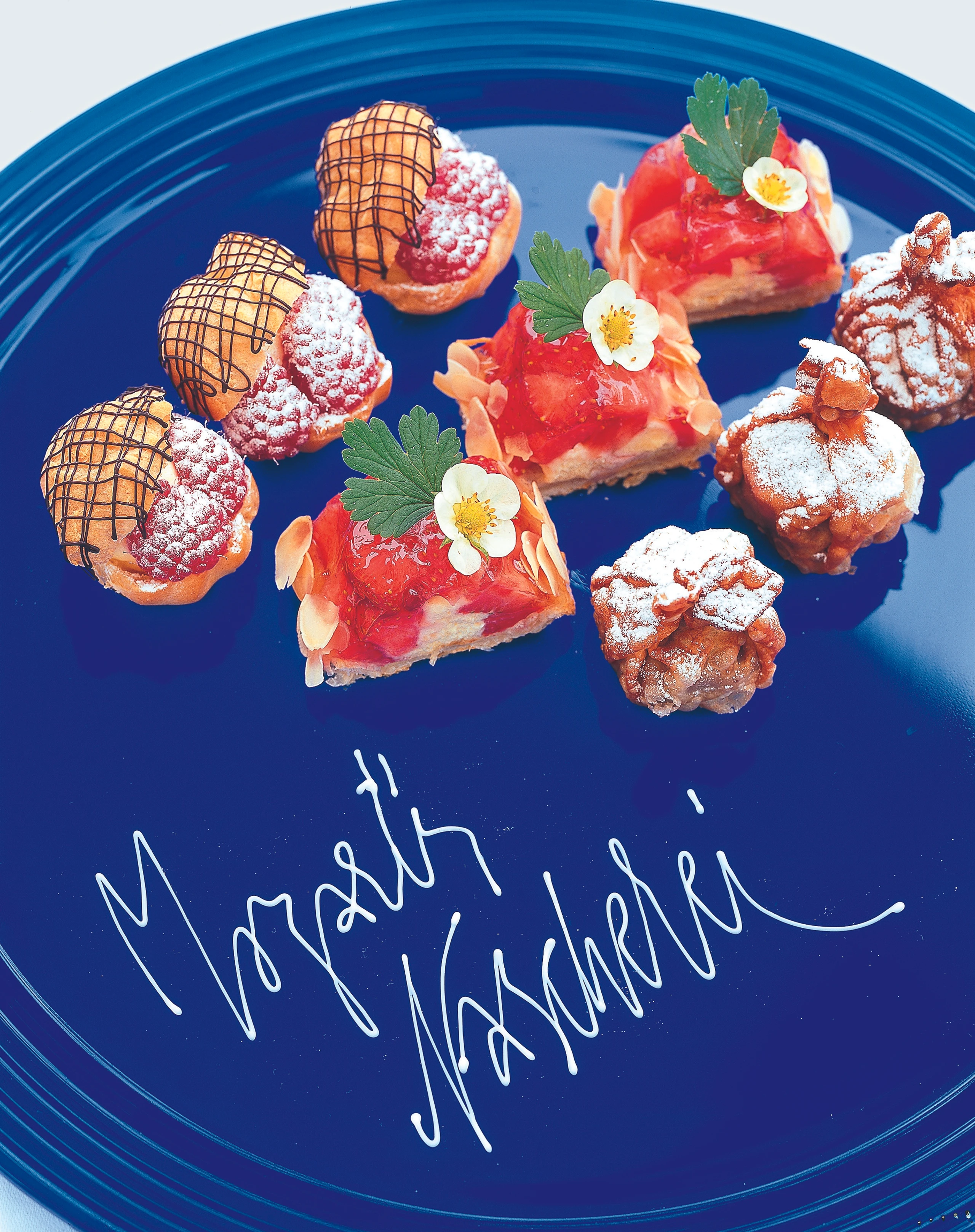 Brandteigkrapferl mit Himbeeren