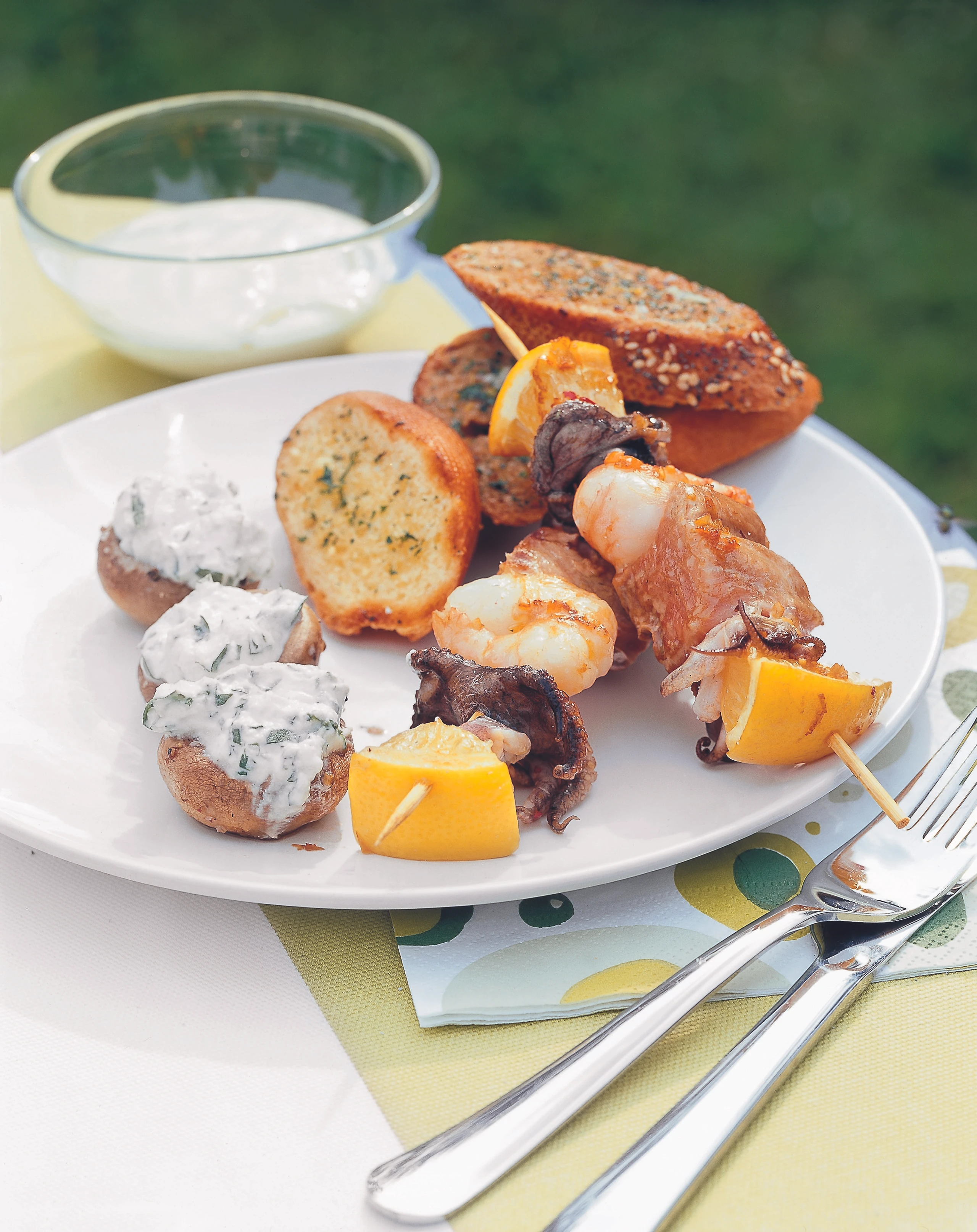 Thunfisch-Garnelen-Spieße mit Champignons und Knoblauchbrot