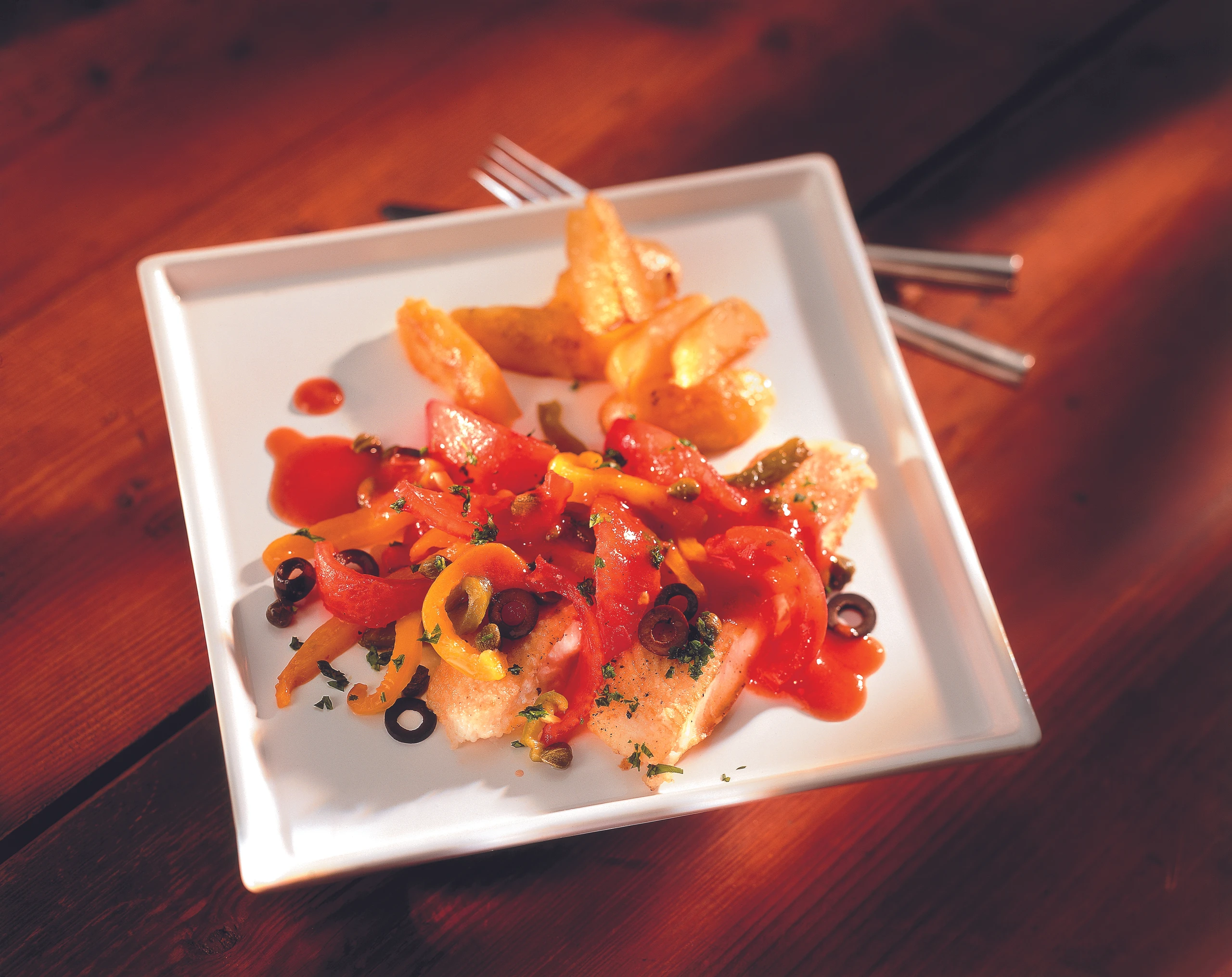 Kabeljau mit Oliven, Kapern und knusprigen Kartoffelspalten