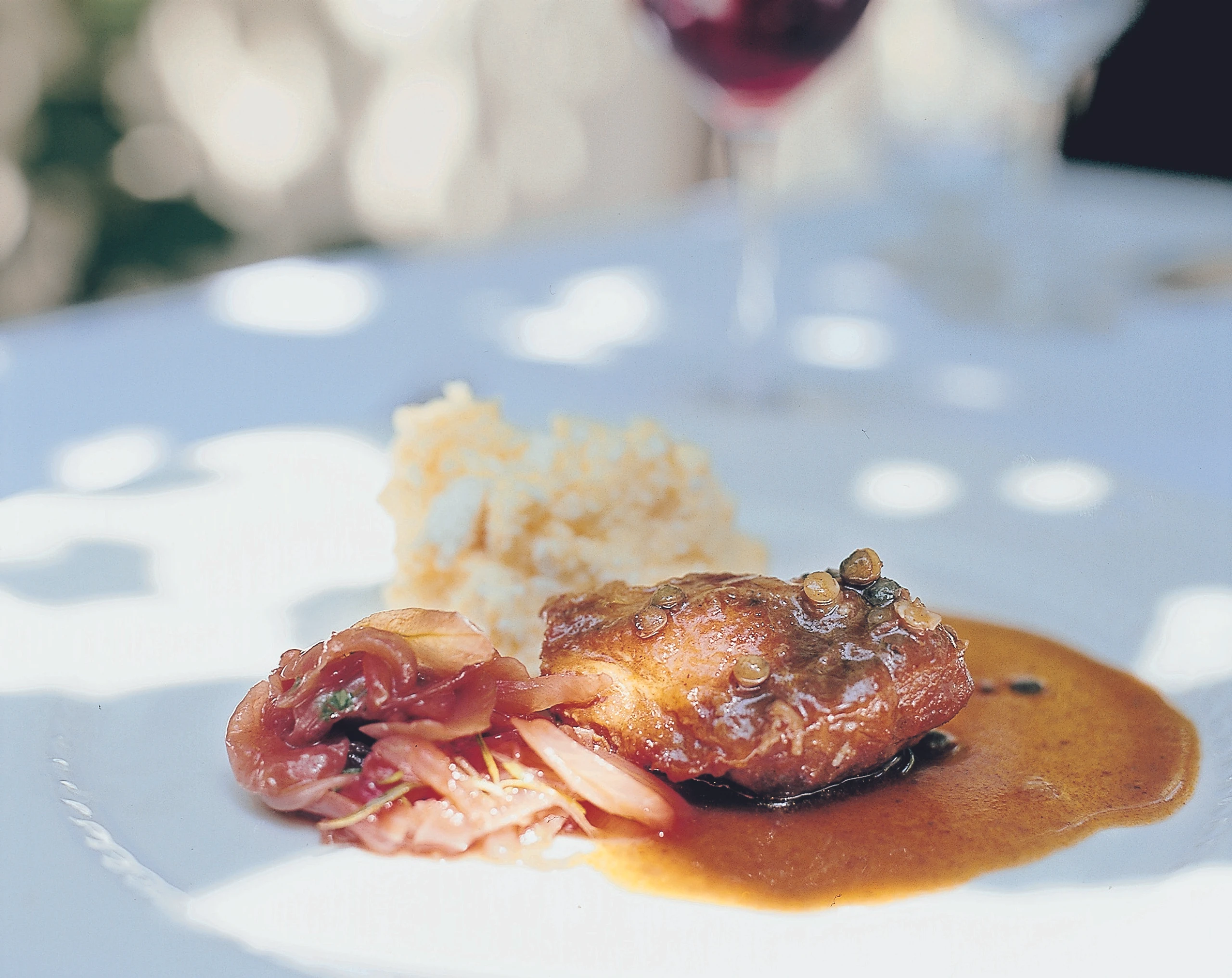 Geschmorte Schweinswangerln mit Uhudler-Zwiebeln und Polenta