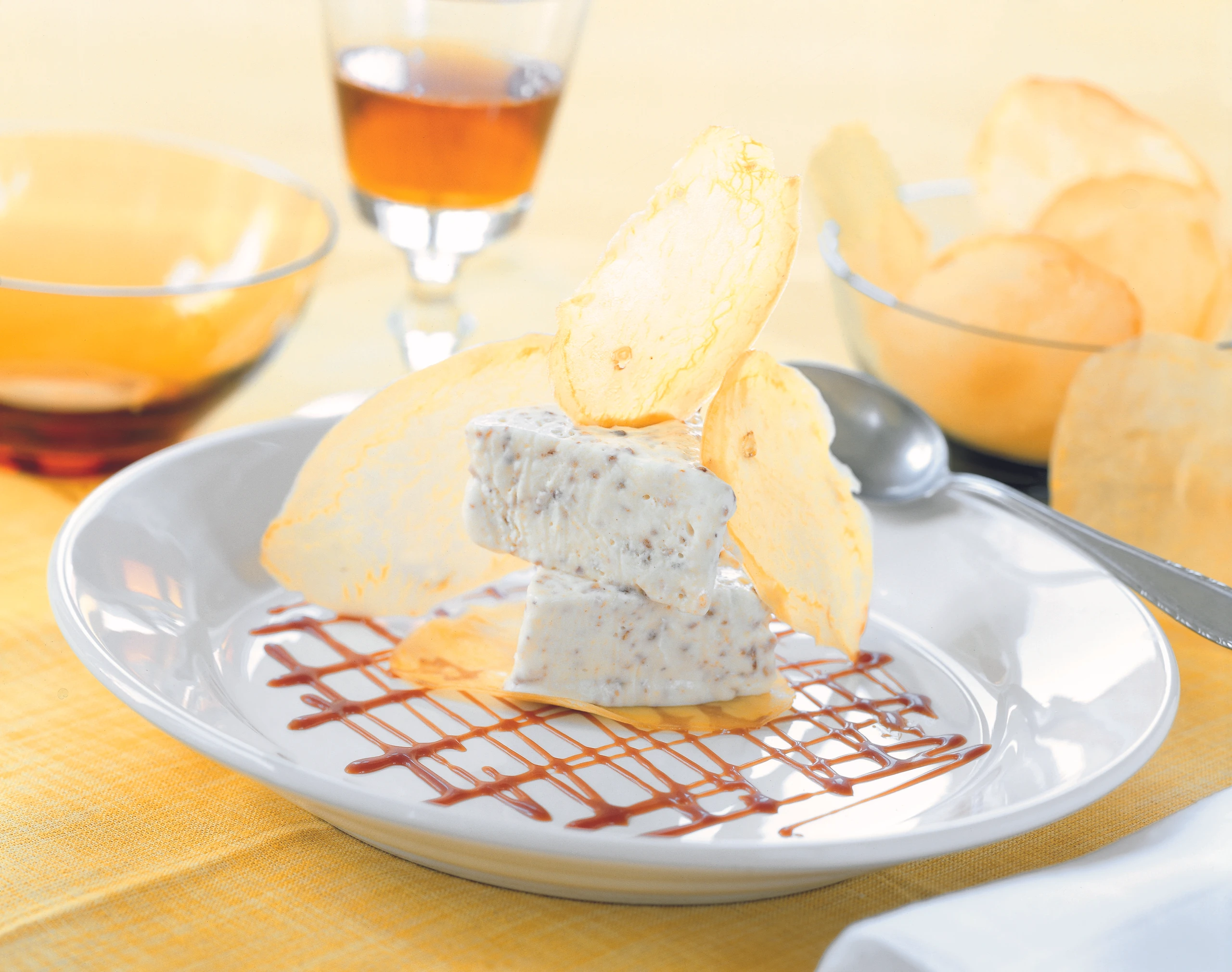 Krokantparfait mit süßen Erdäpfelchips