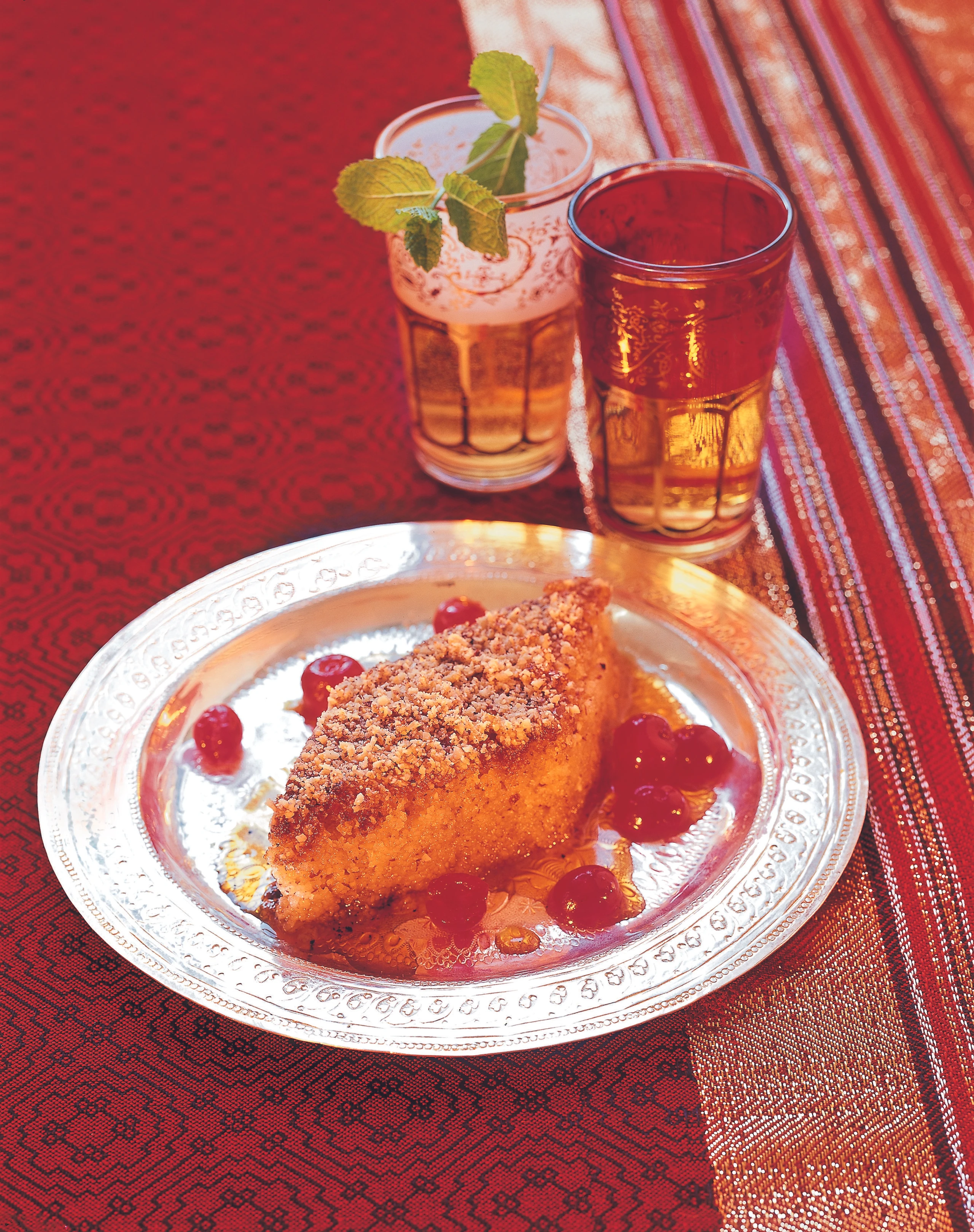 Süße Harissa-Couscous-Torte mit Pfefferminztee