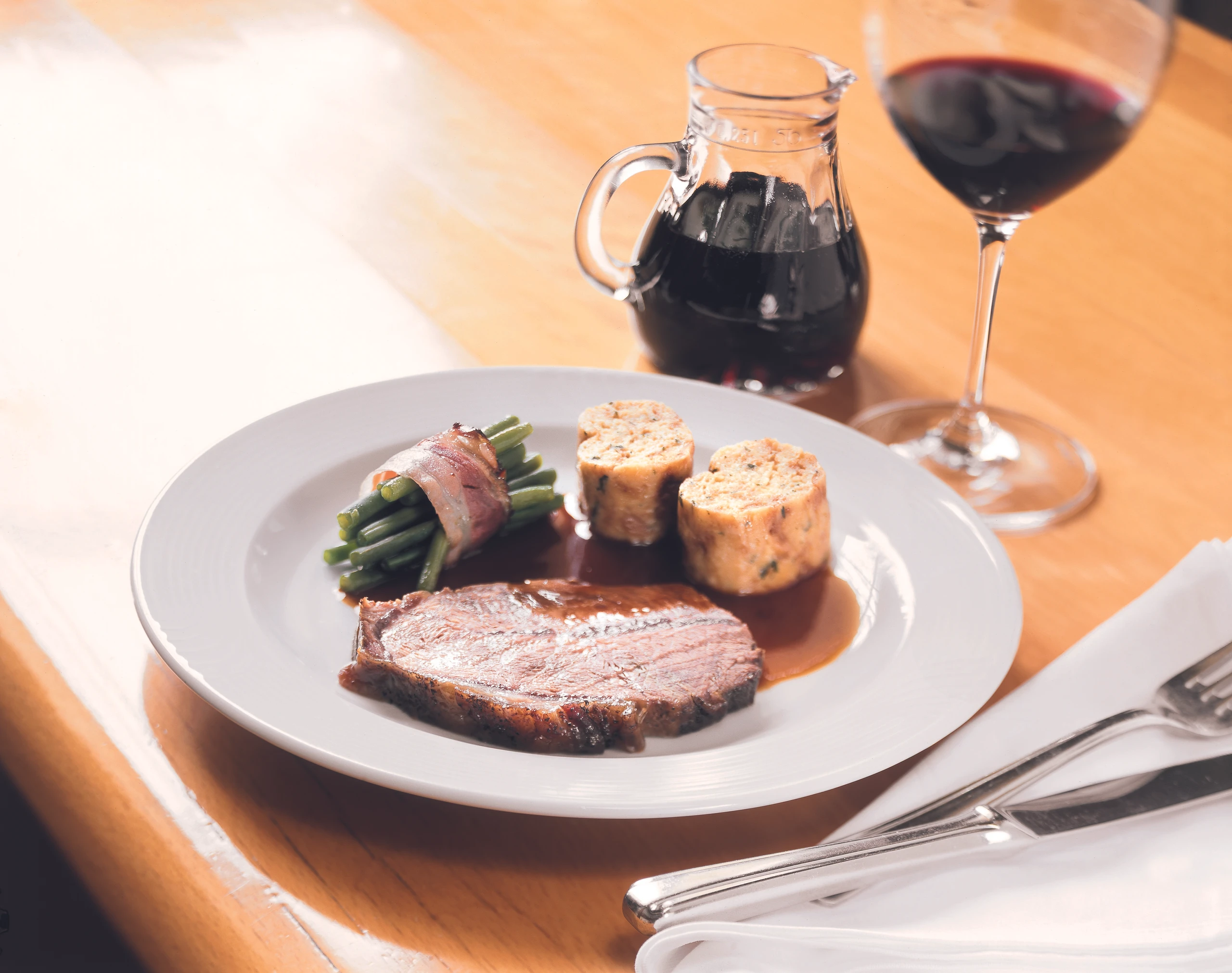 Geschmortes Schulterscherzel mit Speckfisolen und Serviettenknödel