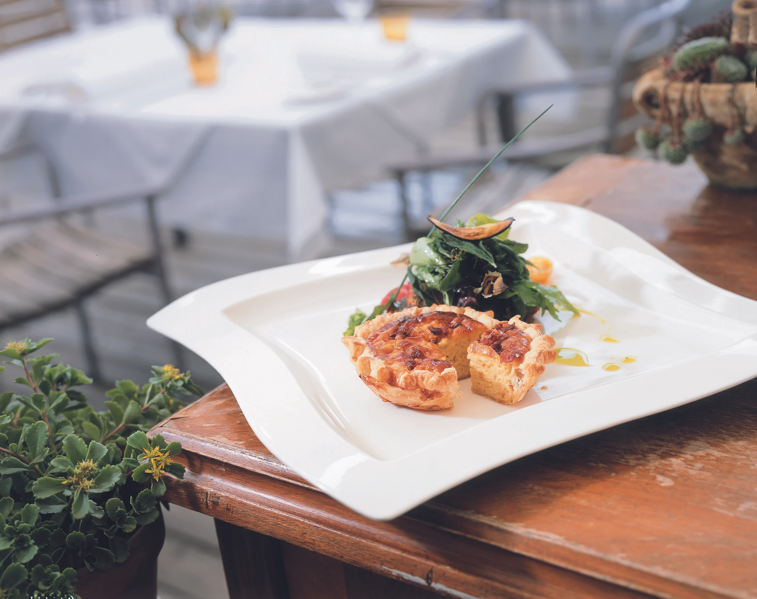 Zwiebeltartes mit Kräutersalat