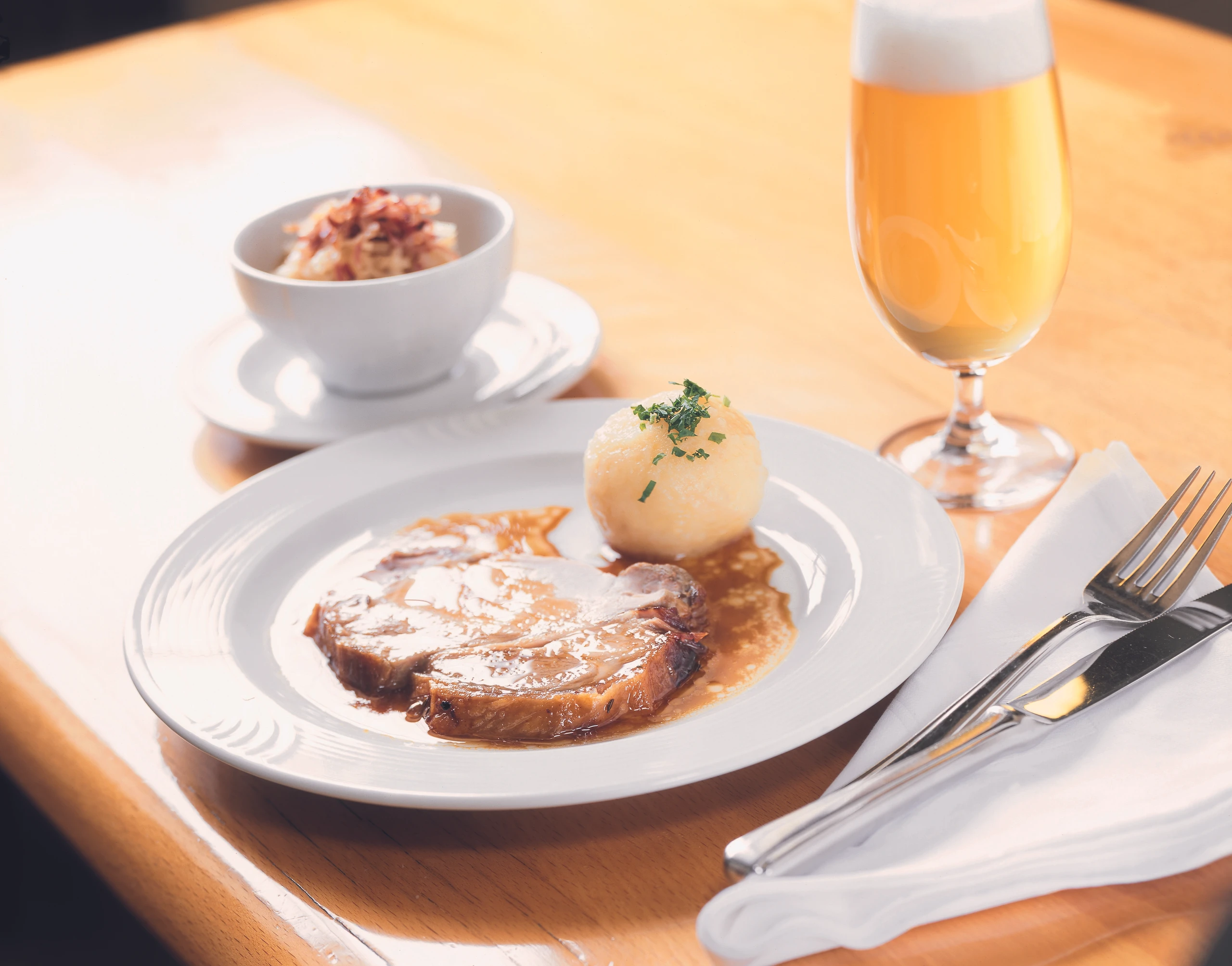 Schweinsbraten mit Erdäpfelknödeln und warmem Krautsalat