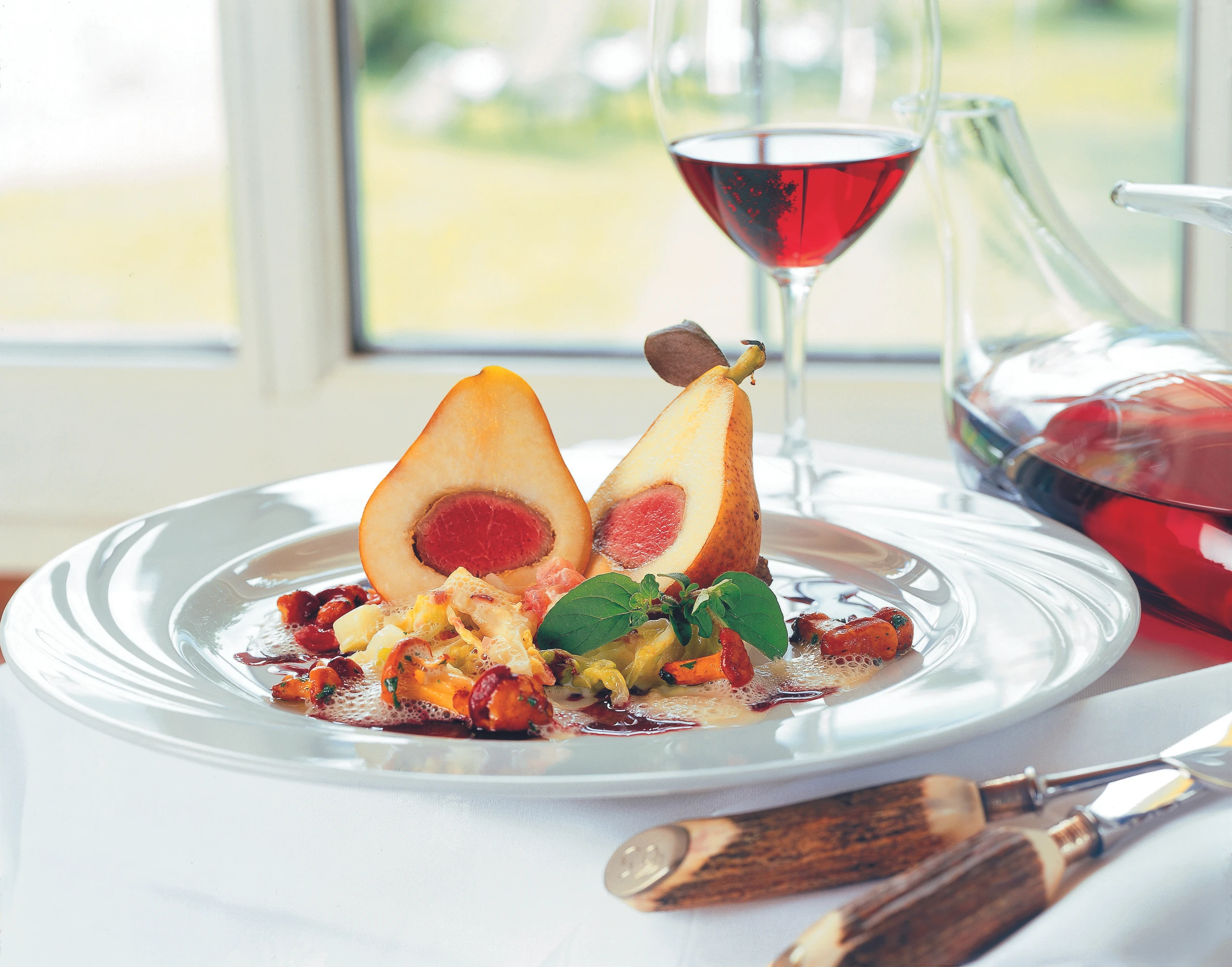 Lammfilet in der Birne mit Eierschwammerln und Kohlgemüse