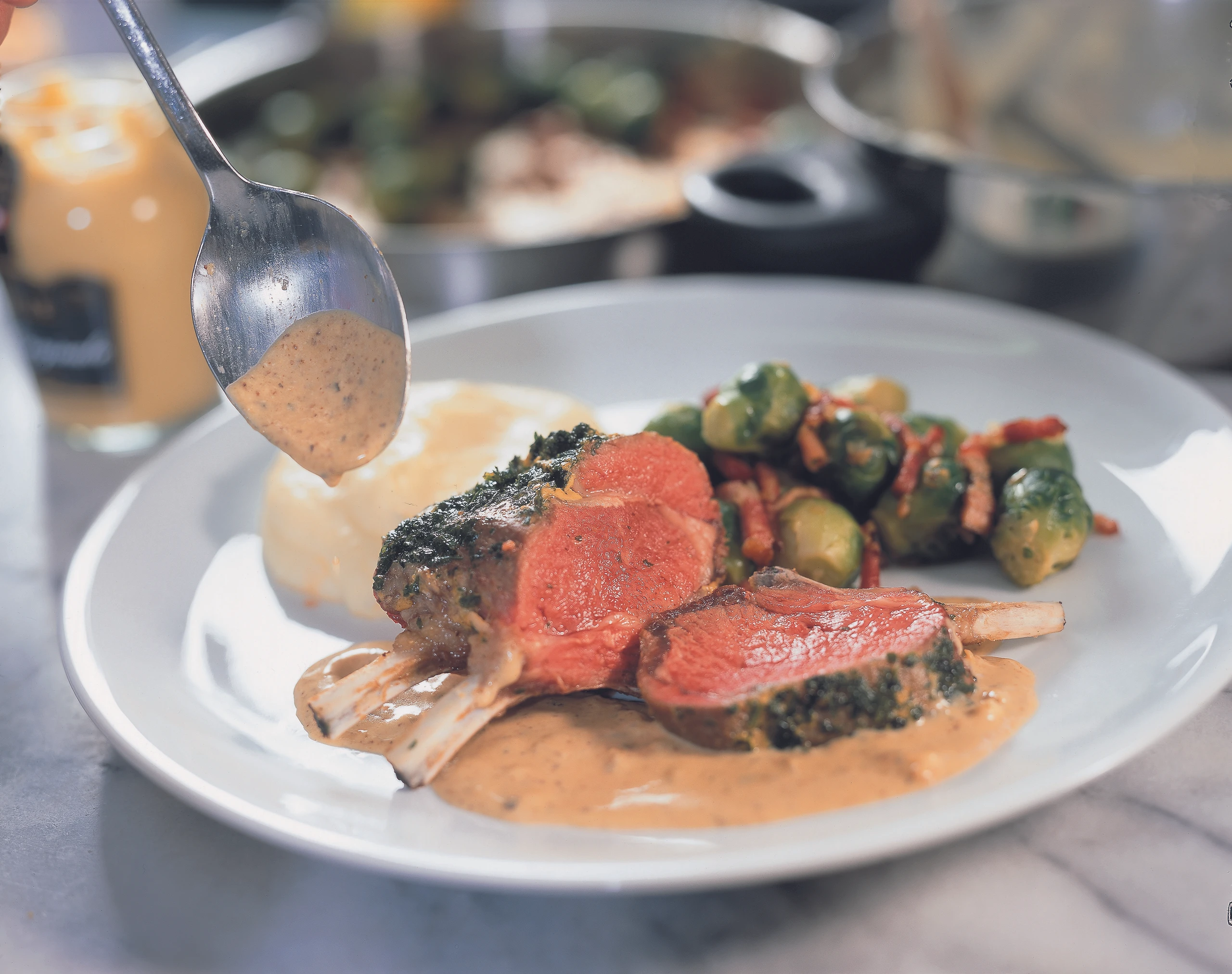 Lammrücken mit Senfsauce und Knoblauch-Erdäpfel-Püree