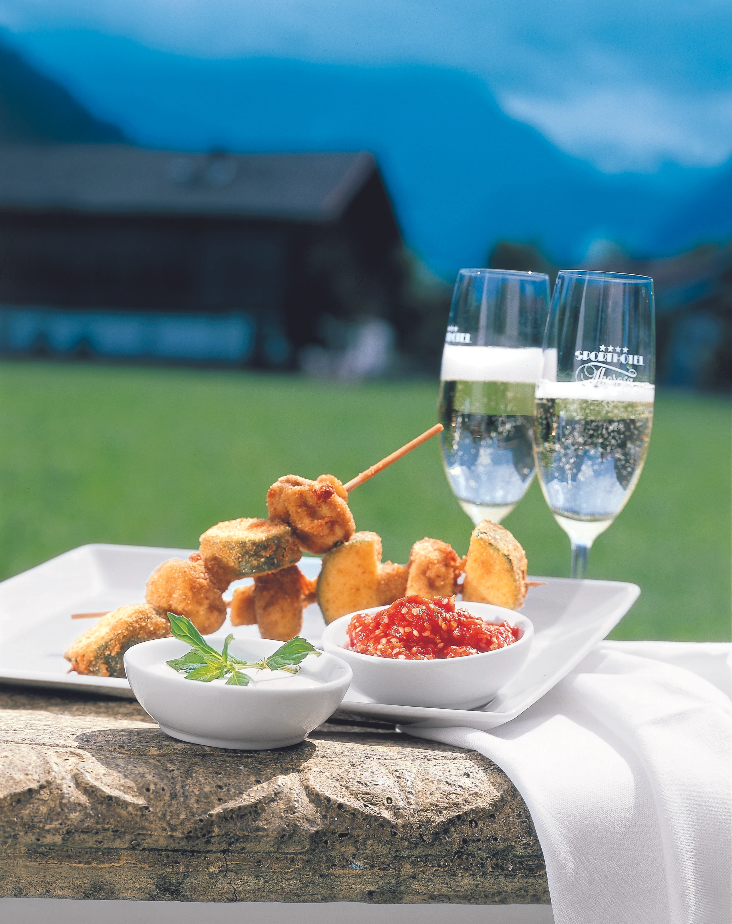 Zucchini-Champignon-Kushi mit Tomaten-Sesam-Dip und Wasabi-Dip