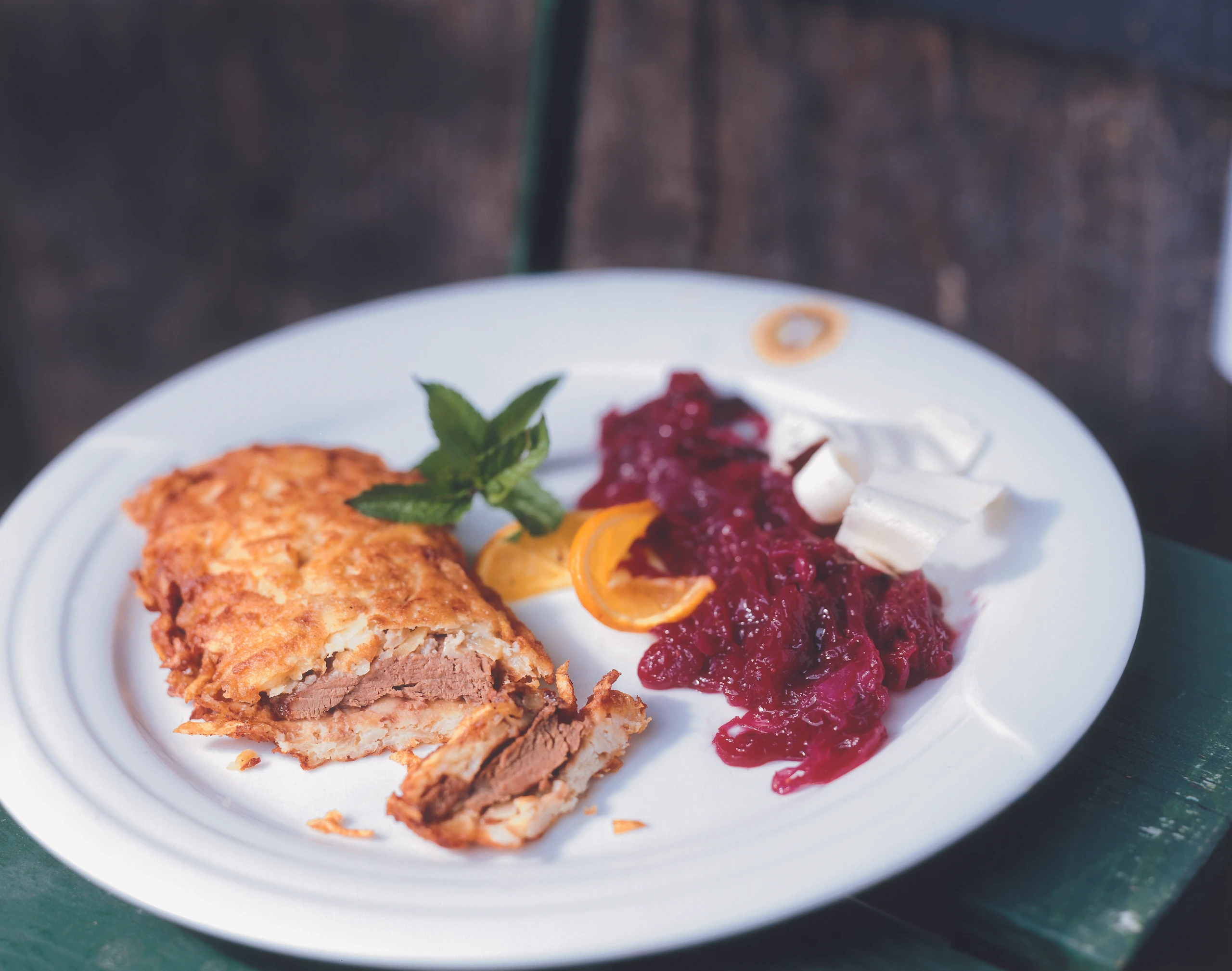 Hirschkalbsschnitzel in der Erdäpfel-Pastinakenkruste