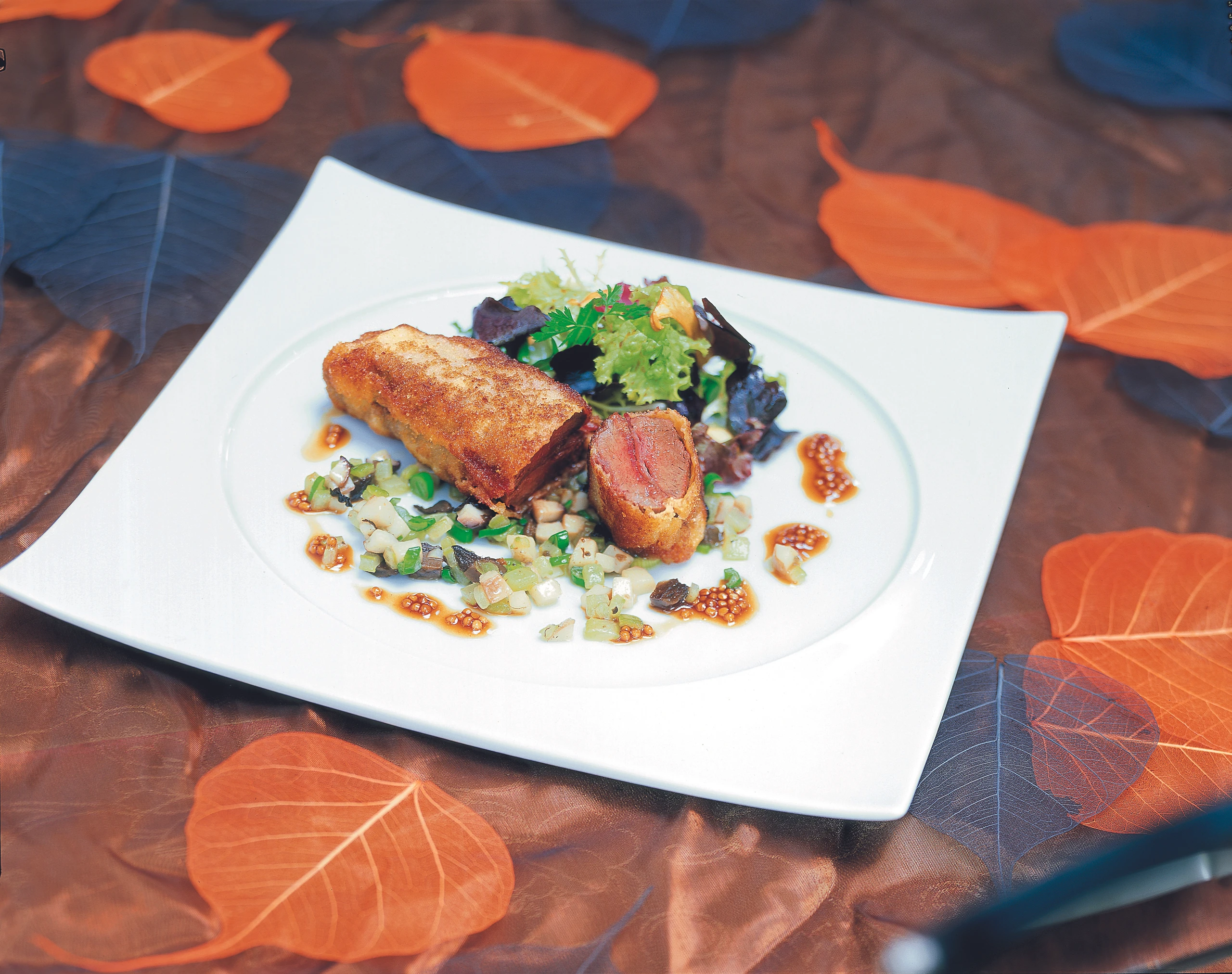 Panierter Wildhase mit Blattsalat