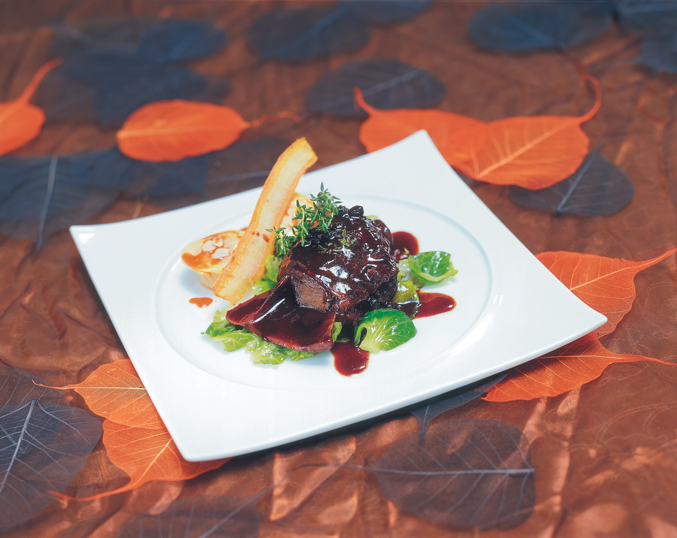 Rehschulter in Nelken-Rotwein-Sauce mit Karotten Pralinen, Karotten Chips und Kohlsprossen