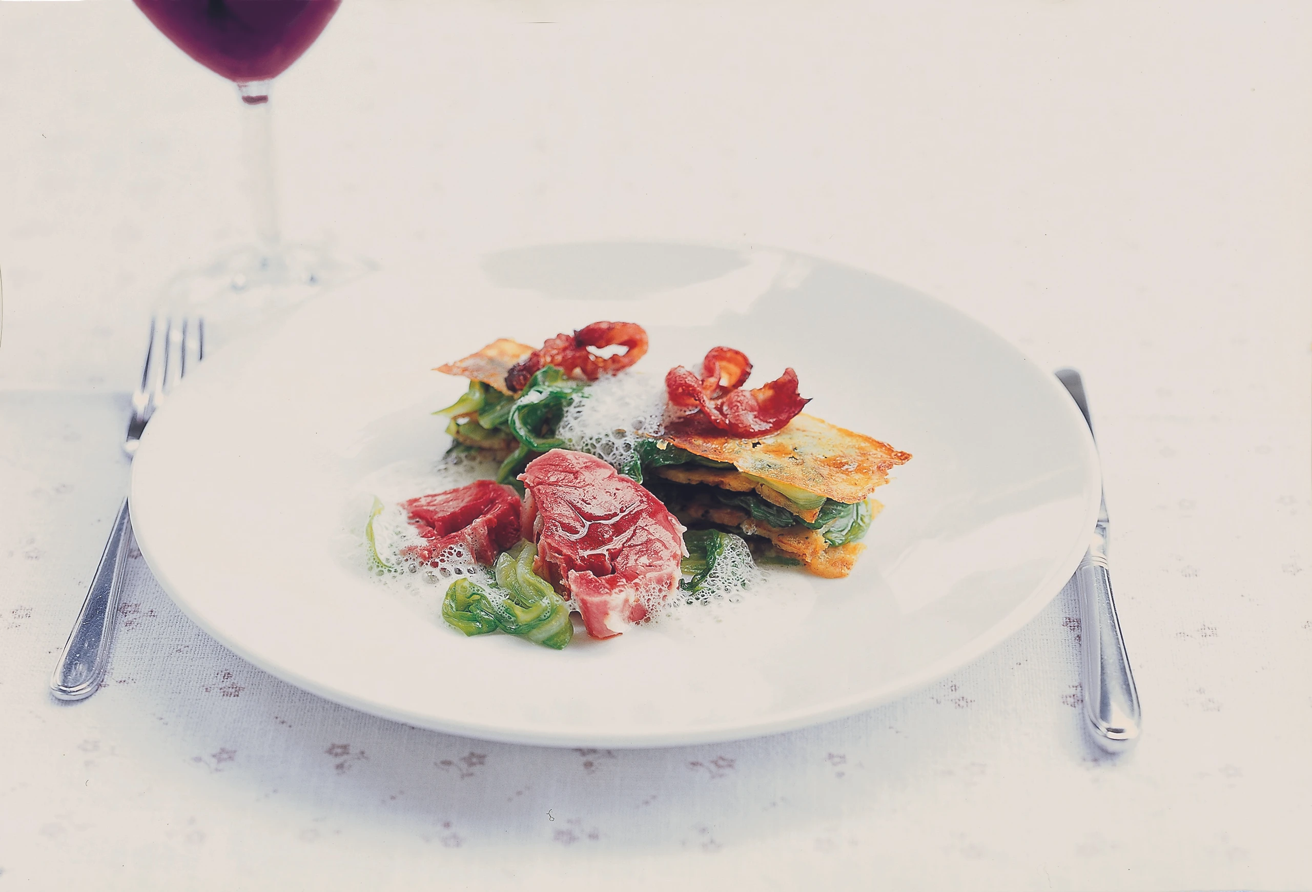 Gepökelte Schweinsstelze mit Tiroler Speckknödel und Kraut