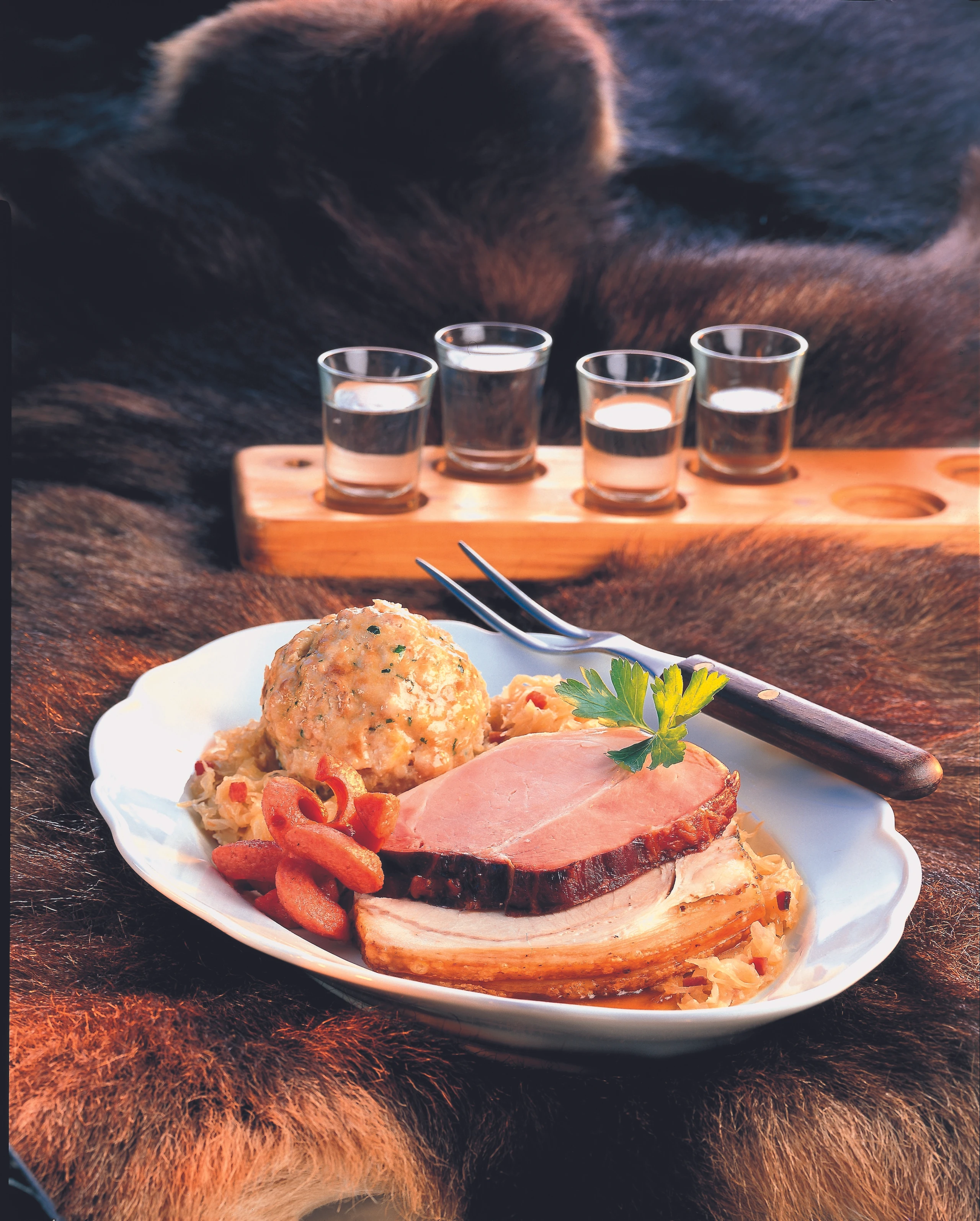 Bauernschmaus mit Gabelkraut und Semmelknödeln