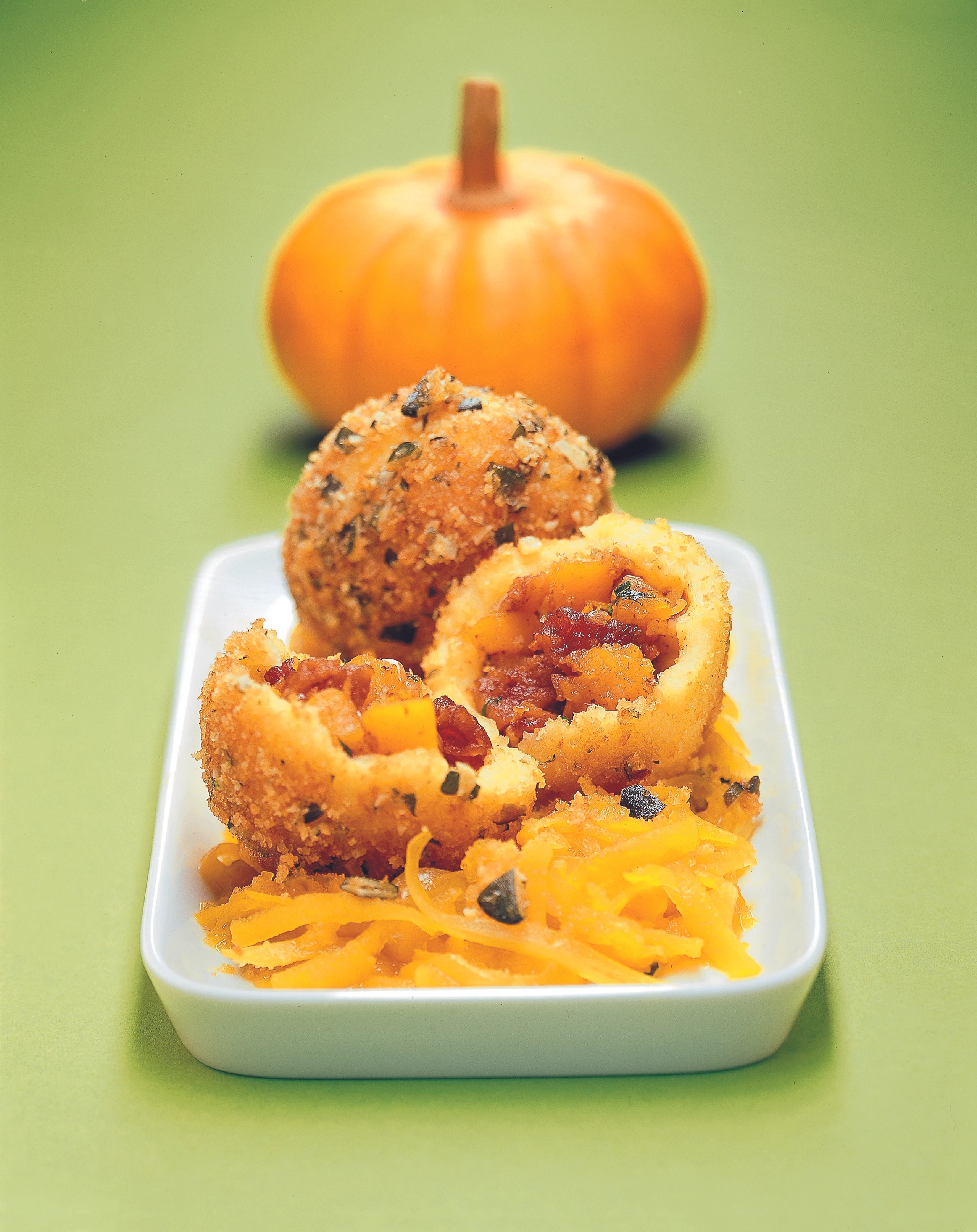 Kürbis-Grammelknödel auf Kürbiskraut