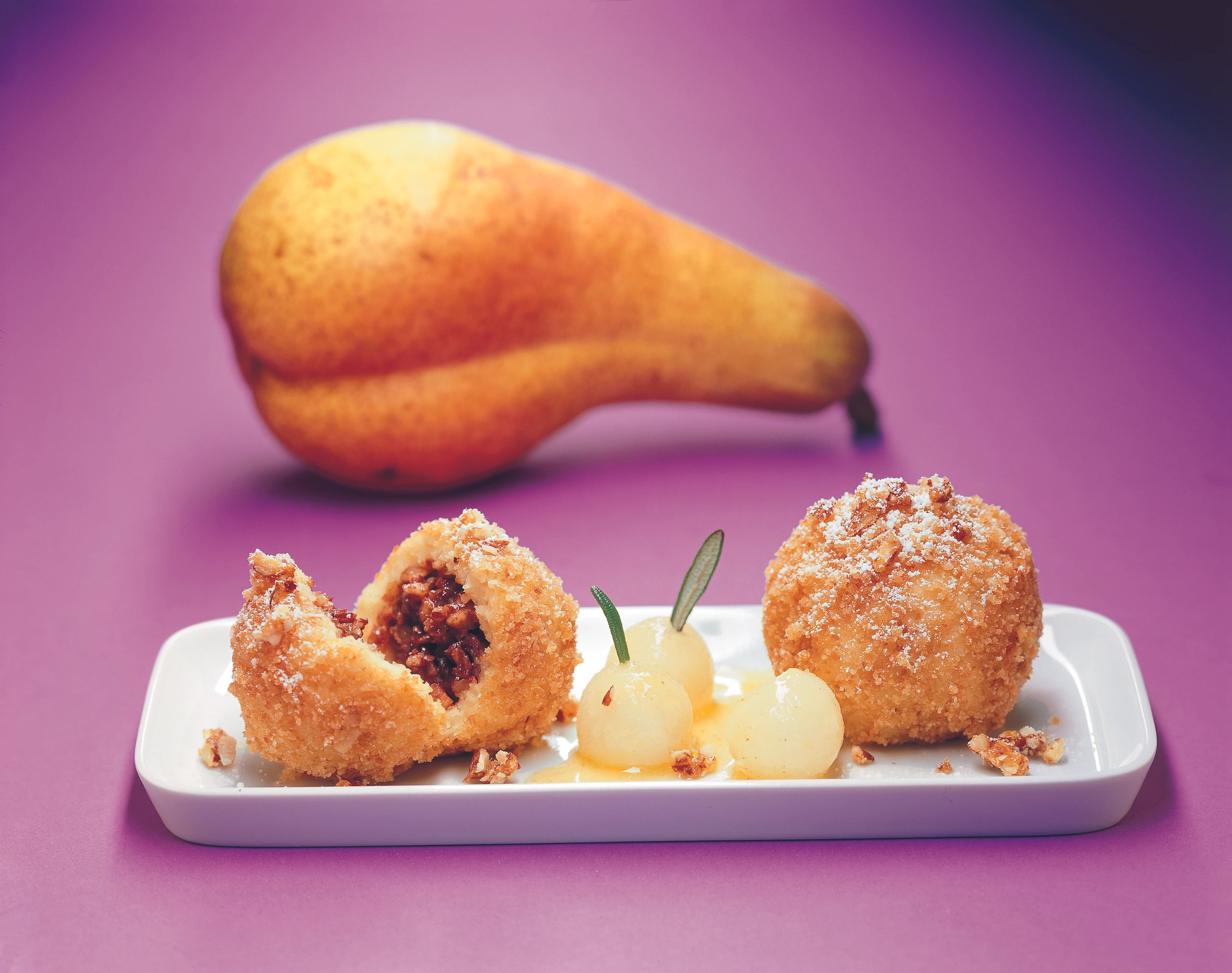 Walnuss-Krokant-Knödel mit Honigbirne