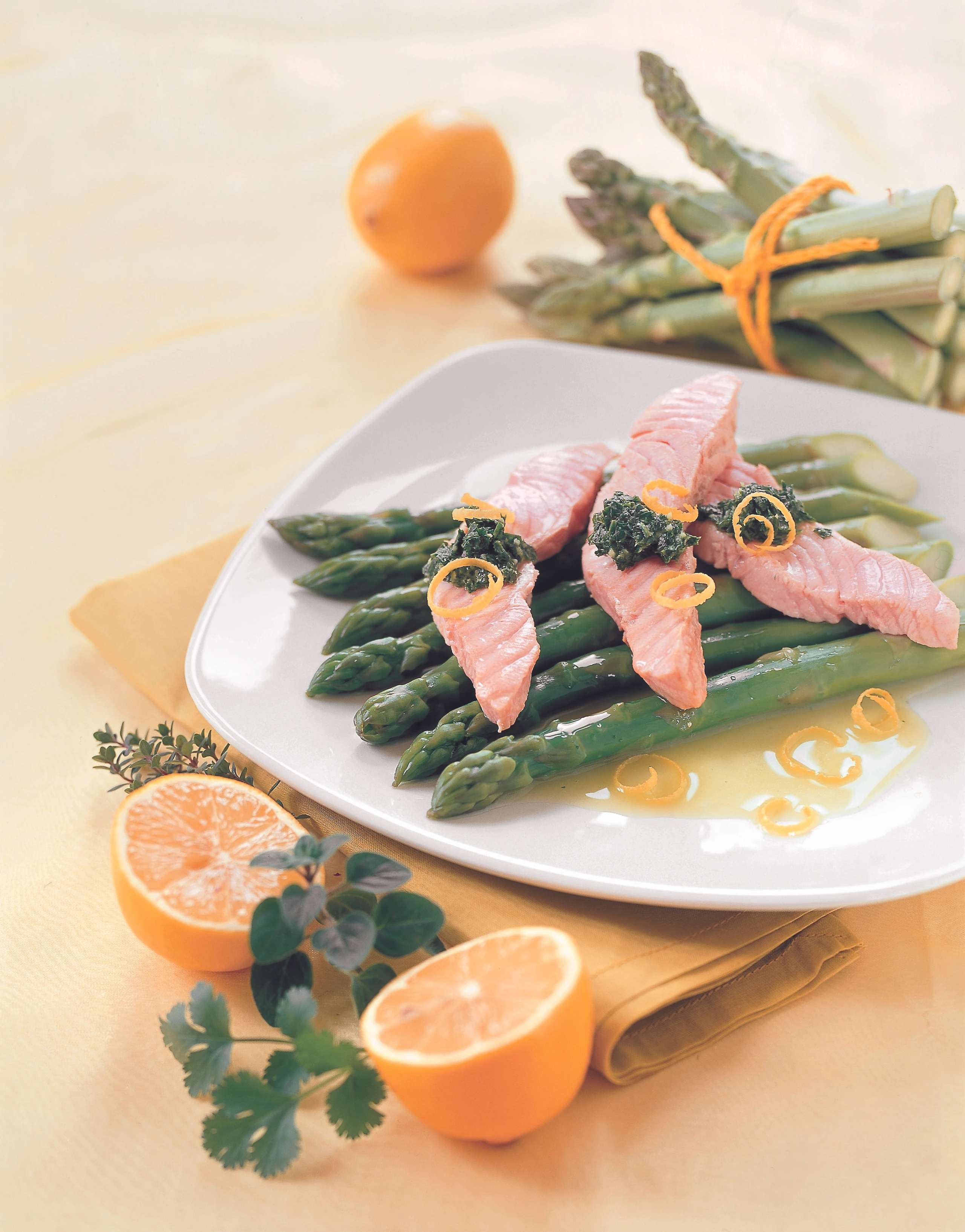 Lachs auf grünem Spargel mit Kräuterpesto